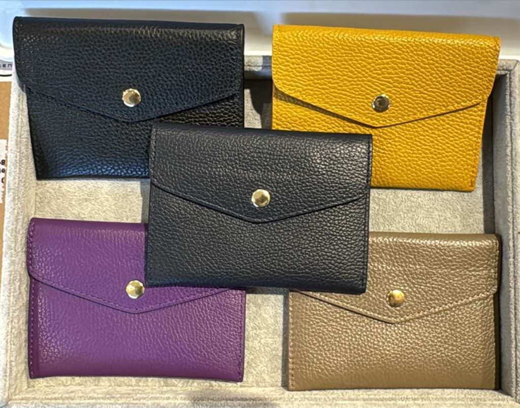 【直播】意大利皮具 LL102637 鈕扣短銀包