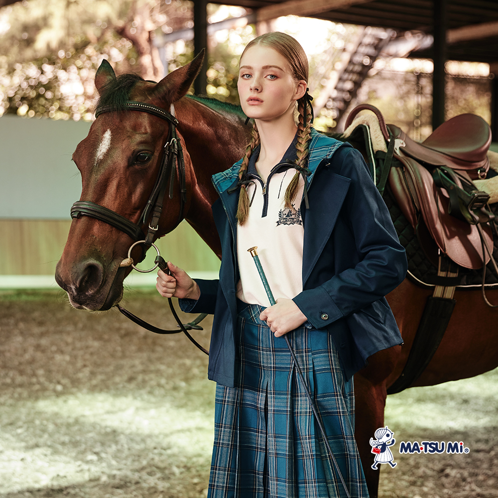 MA‧TSU Mi 翻領拉鍊撞色邊條徽章刺繡針織上衣(白.深灰)