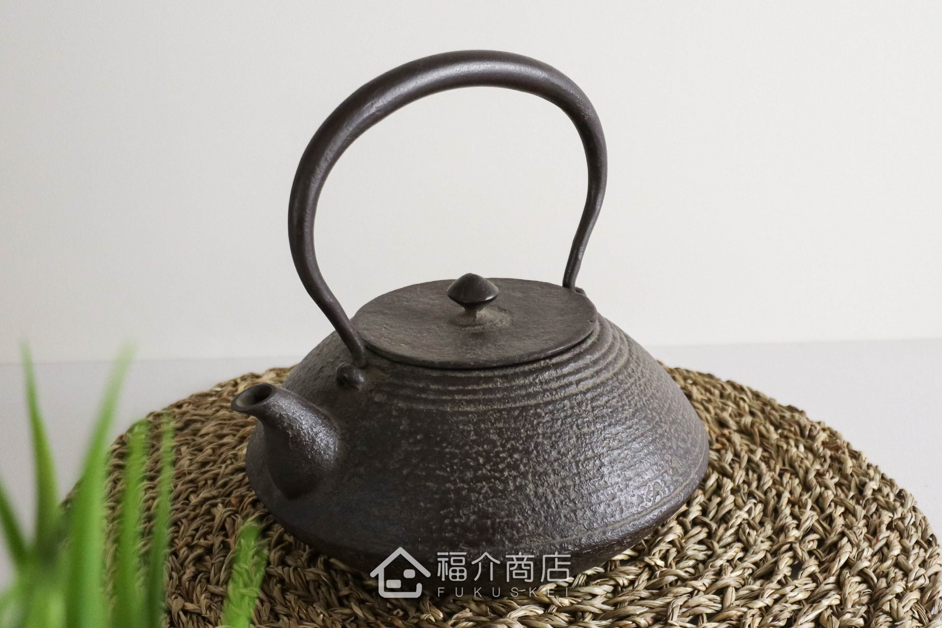 煮水泡茶用的鐵壺，壺身設計成石庭紋