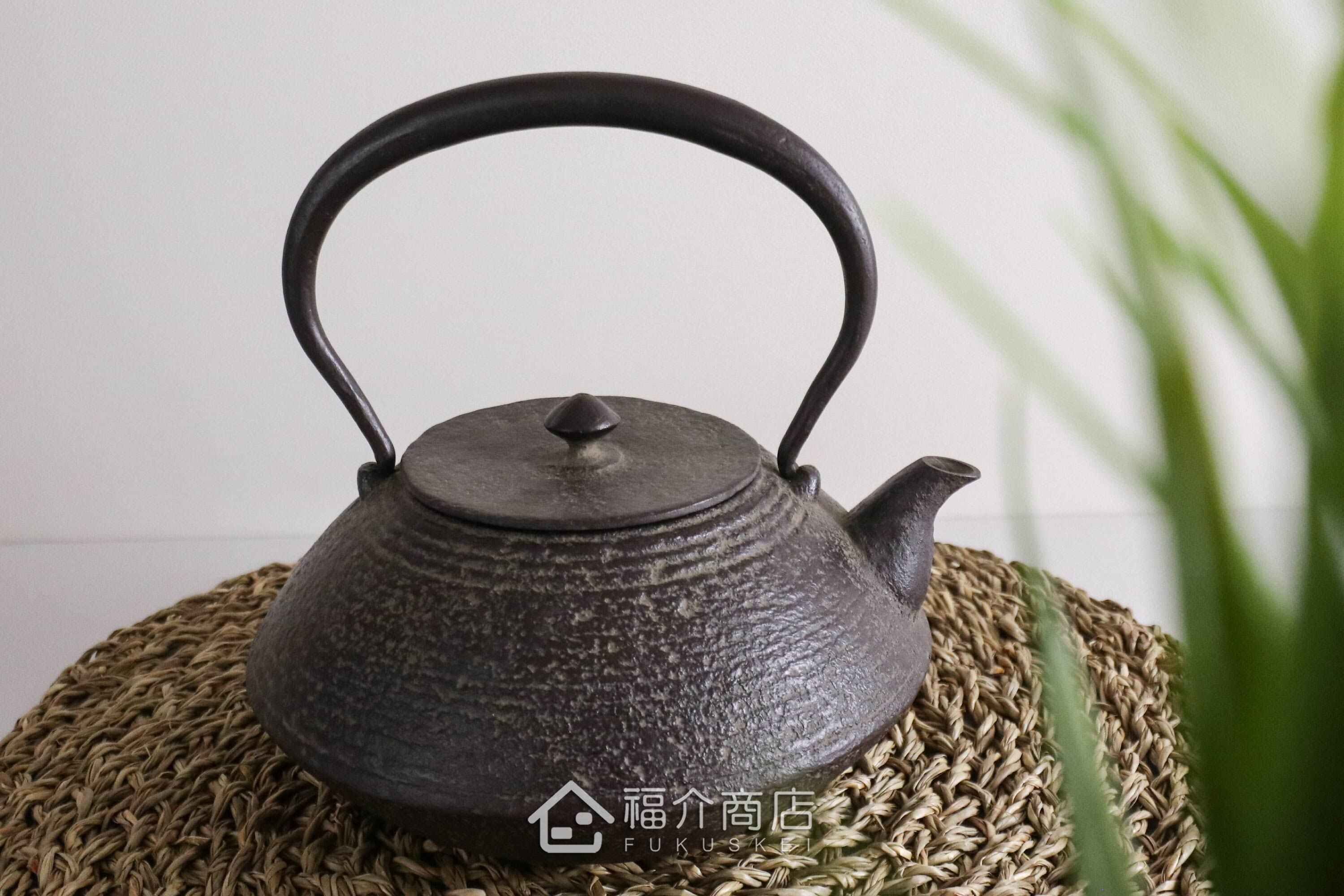 煮水泡茶用的鐵壺，壺身設計成石庭紋