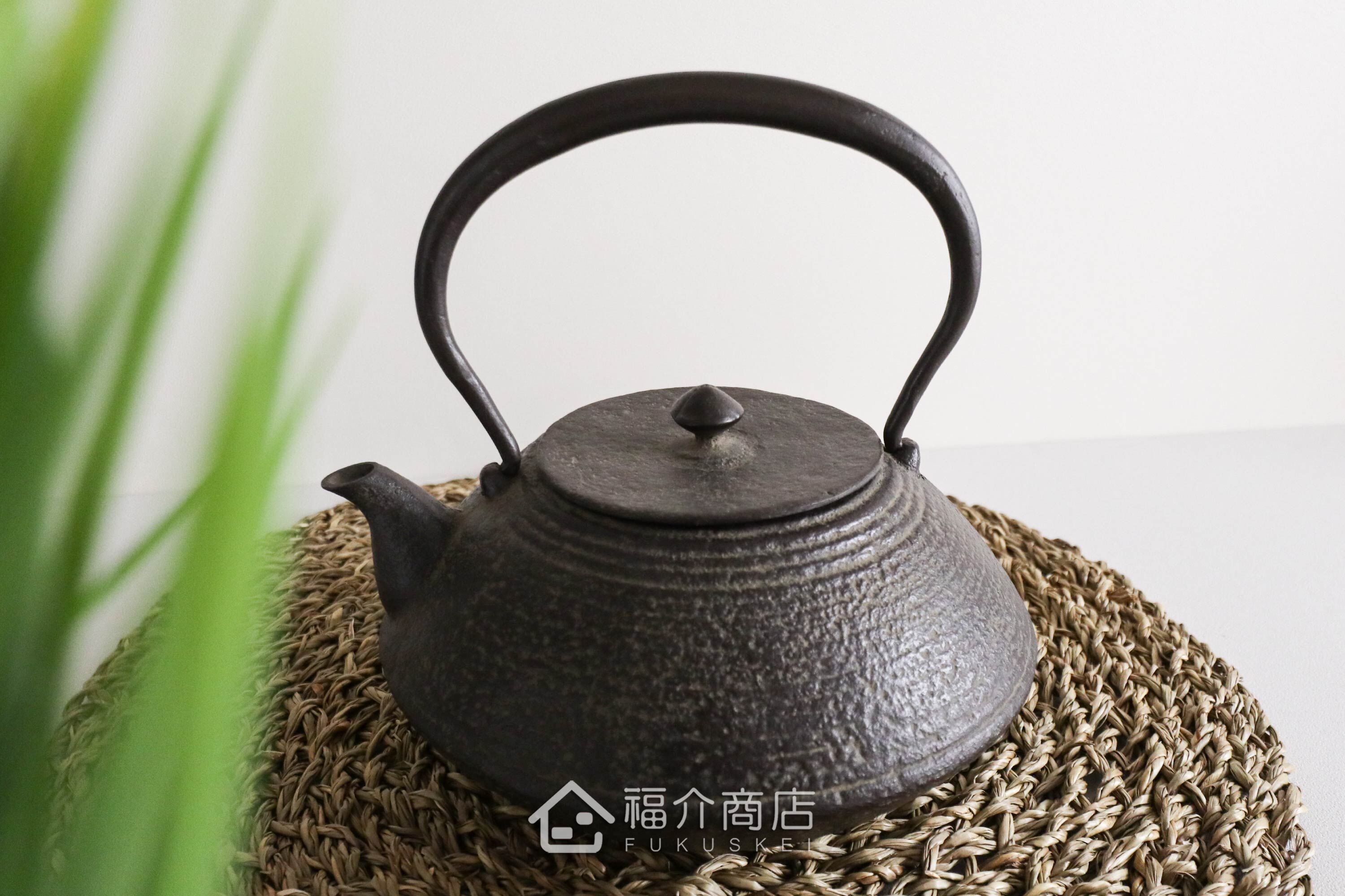 煮水泡茶用的鐵壺，壺身設計成石庭紋