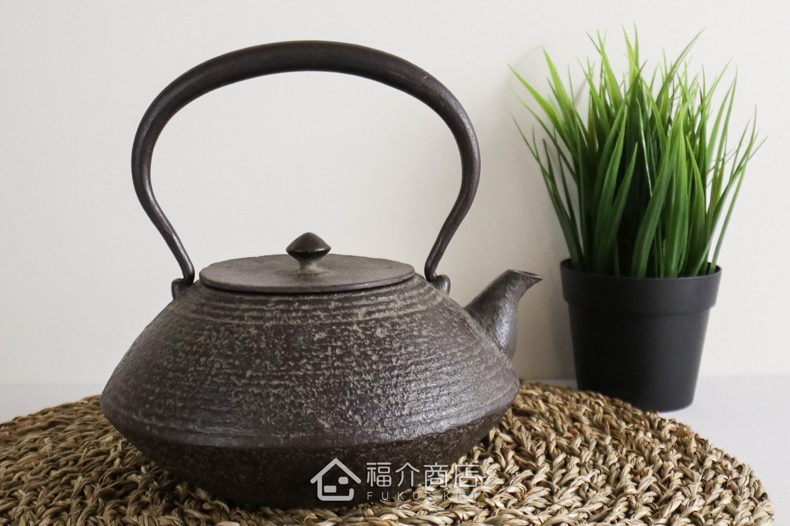 煮水泡茶用的鐵壺，壺身設計成石庭紋