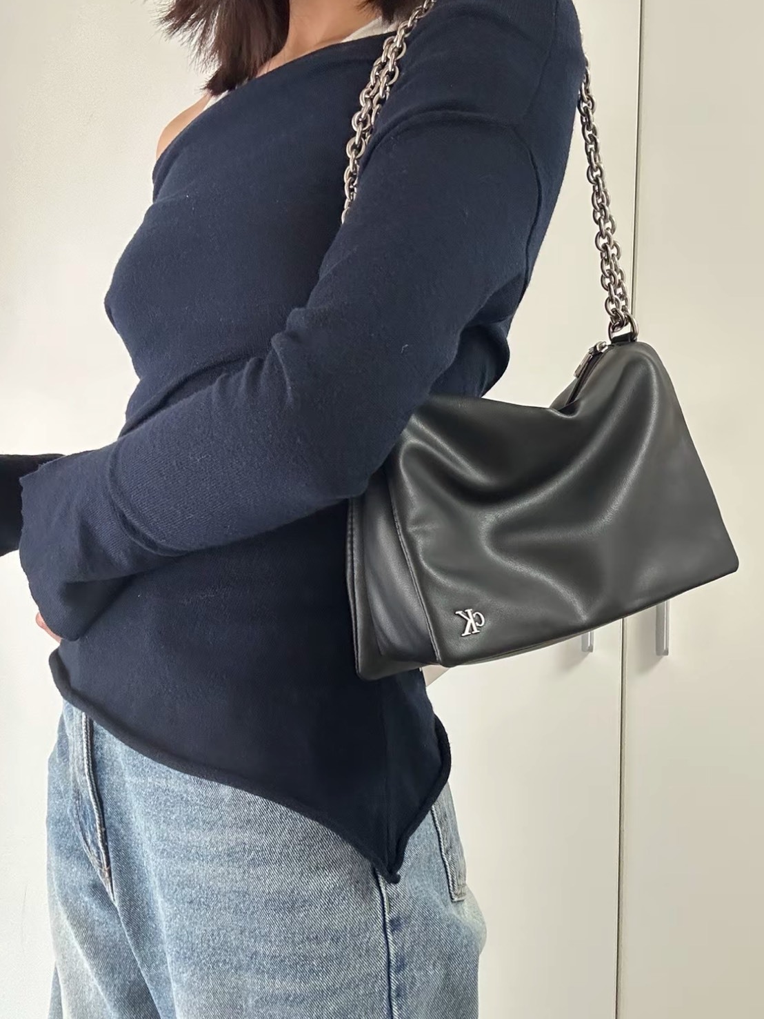 CALVIN KLEIN CK 鏈條 枕頭包 太空黑