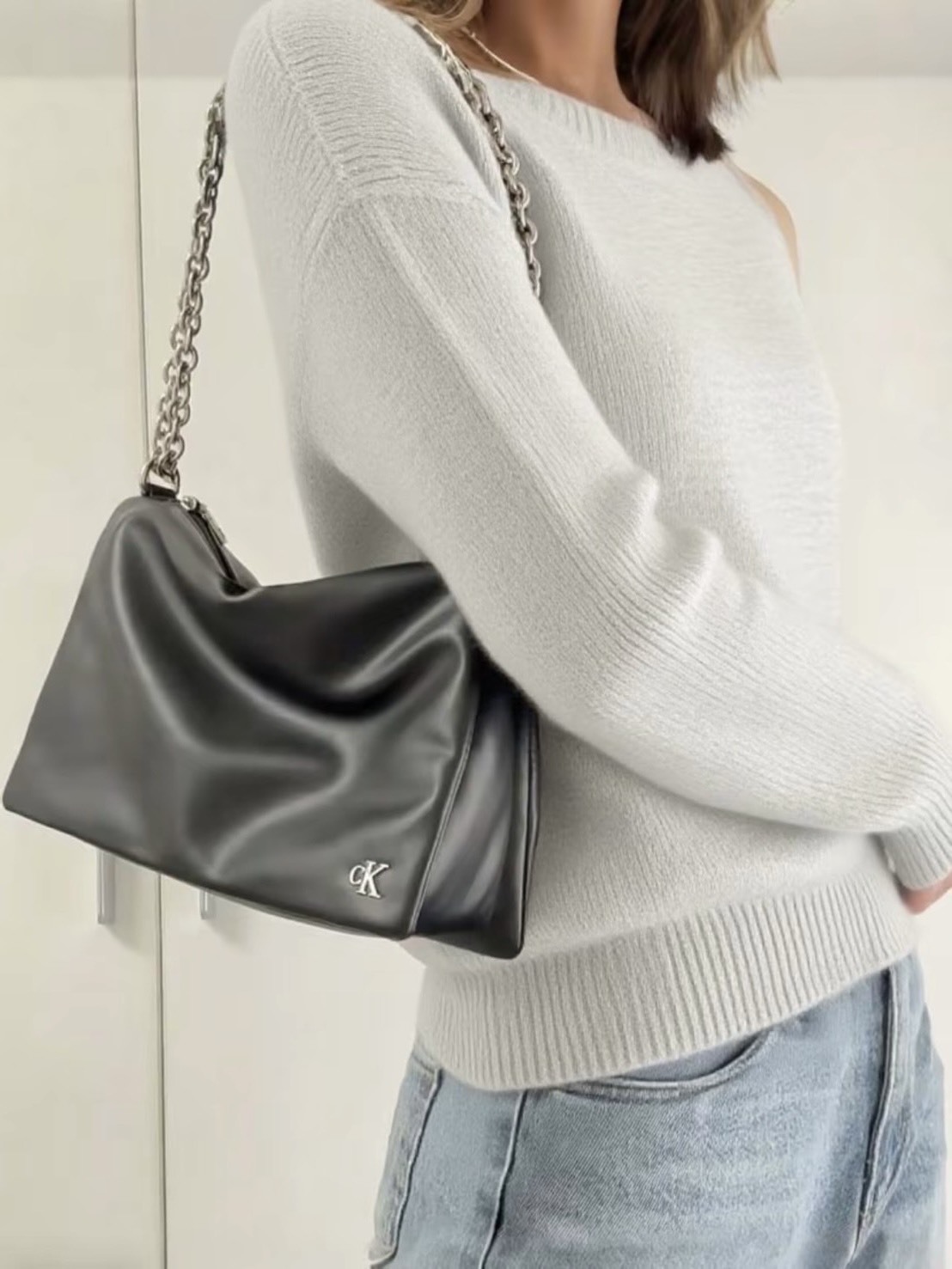 CALVIN KLEIN CK 鏈條 枕頭包 太空黑