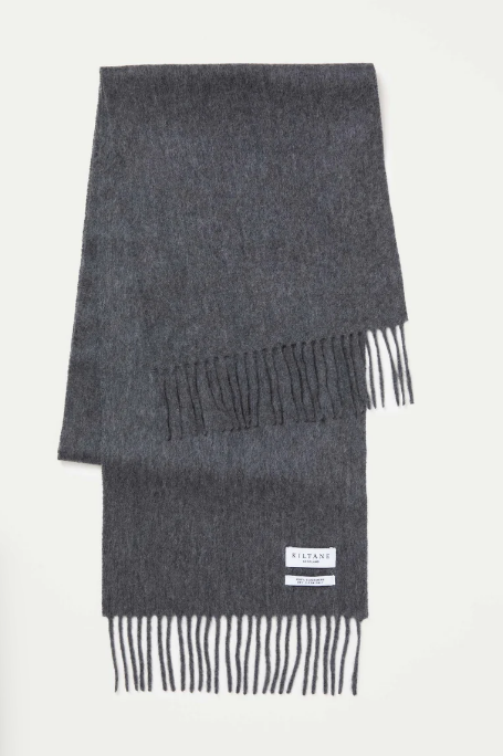S28 Solid Cashmere Scarf - Steinway Grey 頸巾size: 160CMx25CM 羊絨加長size：190CMx30CM 100%蘇格蘭製造 羊毛$188 羊絨$488 羊絨加長$688