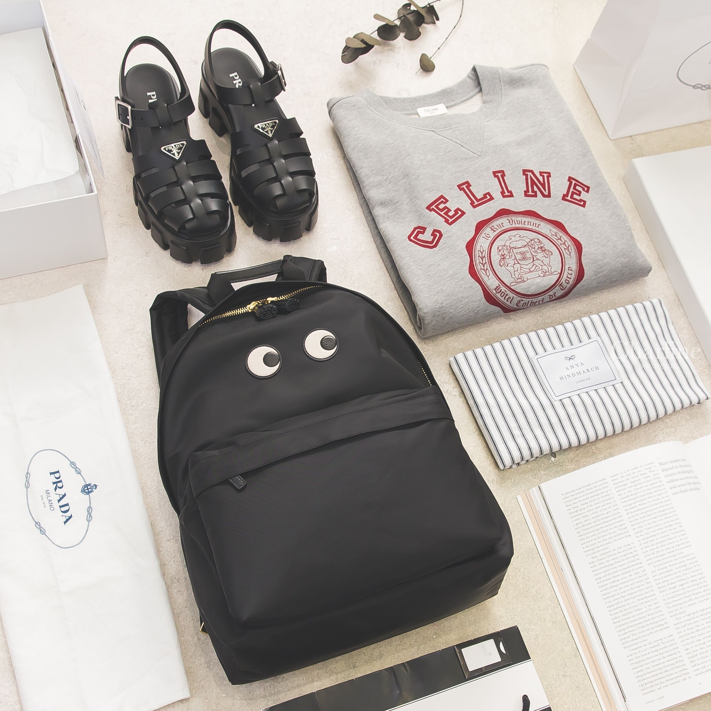 Anya Hindmarch Eyes Backpack 黑色再生尼龍白色牛皮眼睛紅色內裡黑色流蘇金色拉鍊大型手提後背包,Prada 黑色橡膠三角銀字Logo厚底涼鞋-Charline Boutique 精品代購