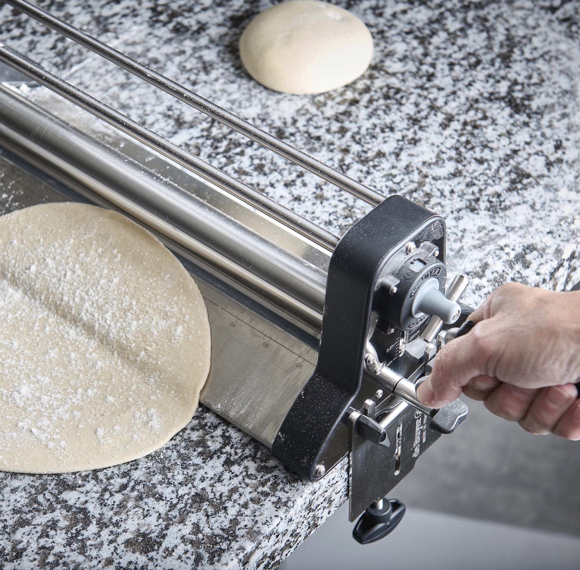 雙向多功能壓麵機 (專利可前後滾動，20檔調節厚度)