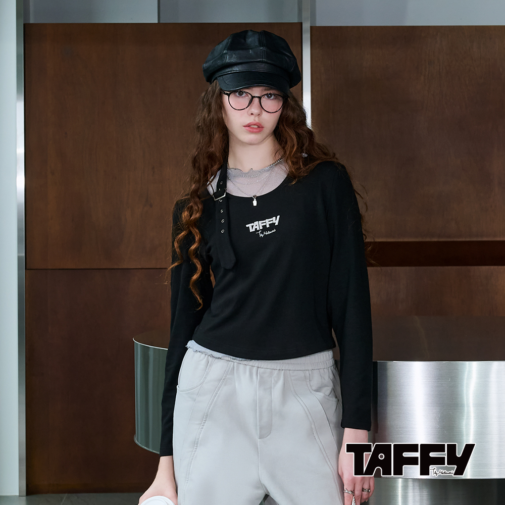 MA‧TSU Mi 設計感繞頸造型釦太妃字母繡花上衣(白.黑)