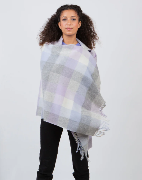 S36 5 Square Check Lambswool Stole - Lilac 披肩size：190CMx70CM 100%蘇格蘭製造 羊毛披肩$388