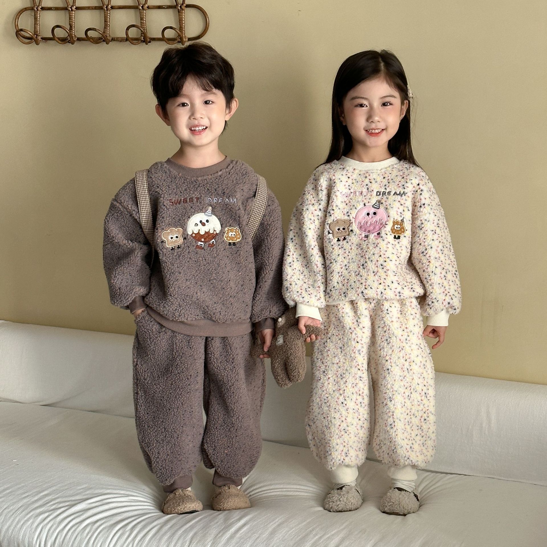 甜甜圈刺繡貼布羊羔絨套裝(80-150)