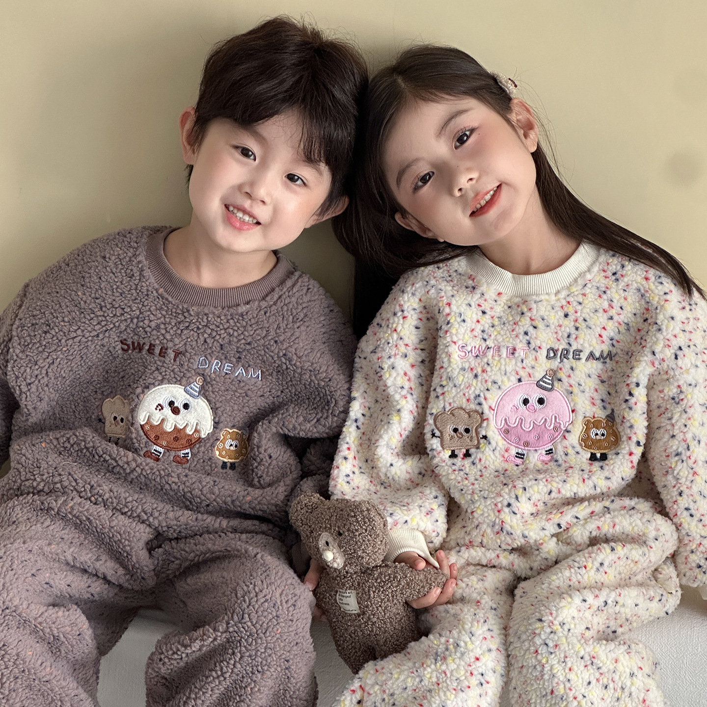 甜甜圈刺繡貼布羊羔絨套裝(80-150)