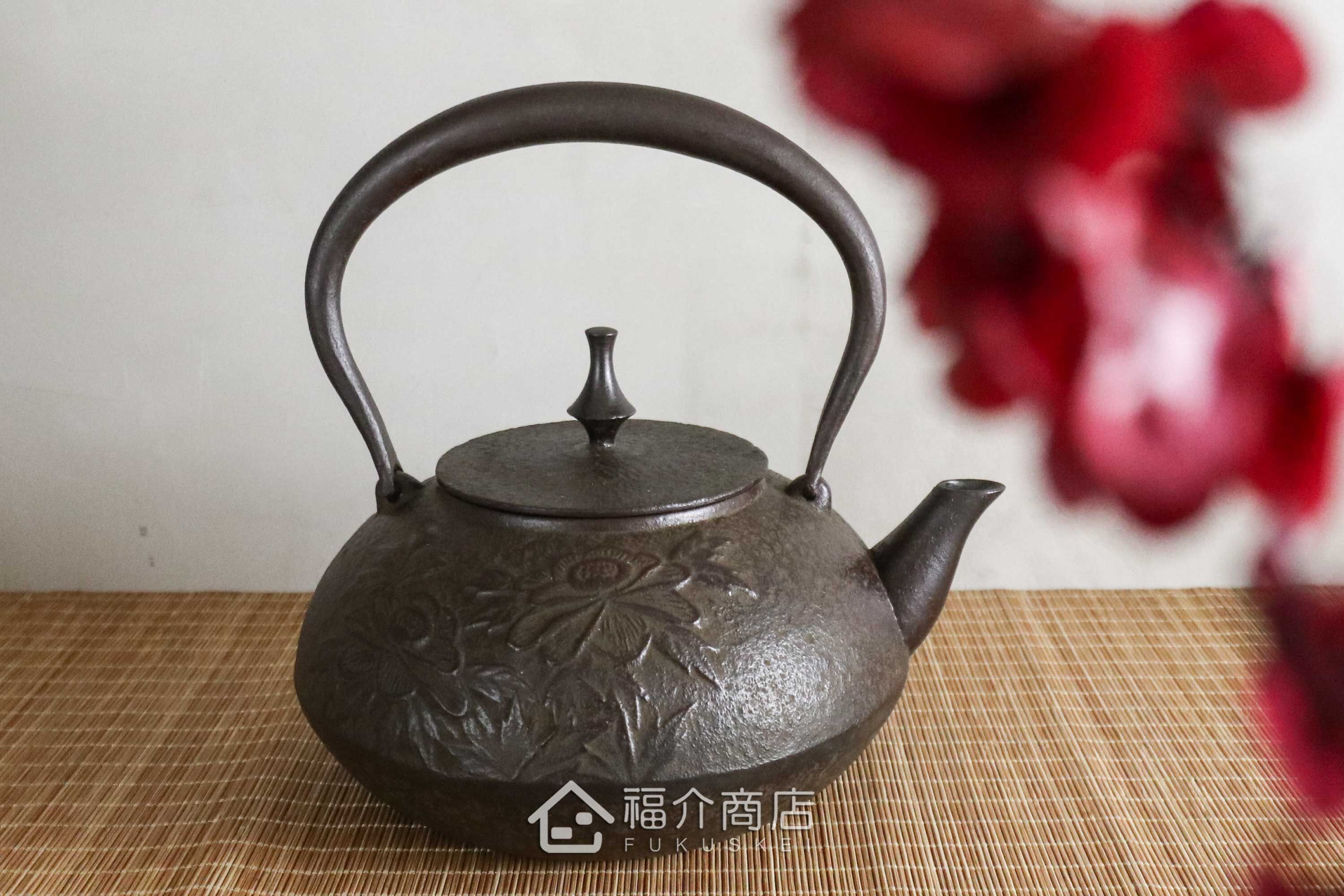 煮水泡茶用的日本製牡丹造型鑄鐵壺