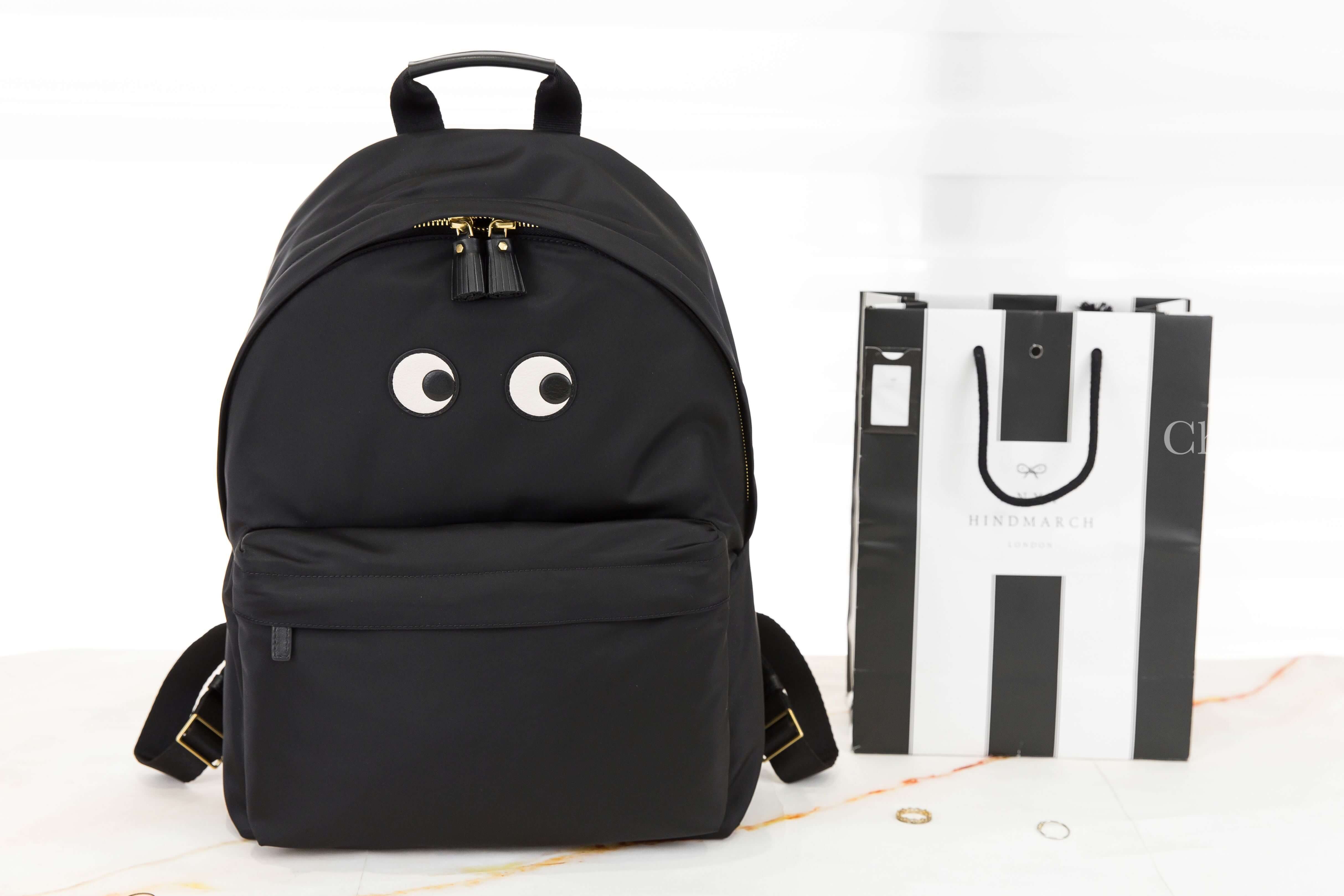 Anya Hindmarch Eyes Backpack 黑色再生尼龍白色牛皮眼睛紅色內裡黑色流蘇金色拉鍊大型手提後背包-Charline Boutique 精品代購