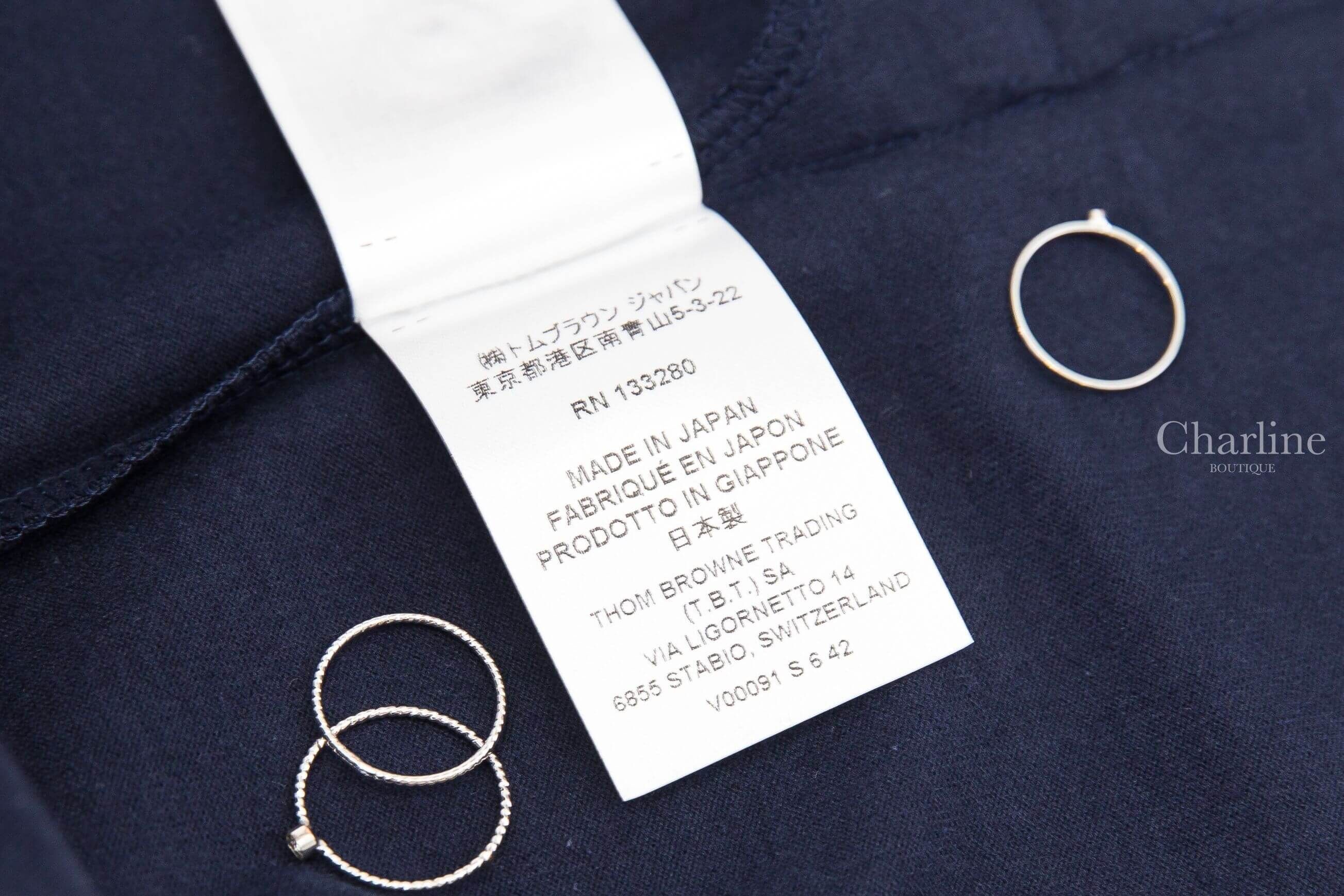 Thom Browne Long Sleeve Rugby Tee W/ Engineered 4-Bar 深藍色側邊白色四條橫紋前短後長側邊鈕扣開衩薄款長袖棉質上衣-Charline Boutique 精品代購