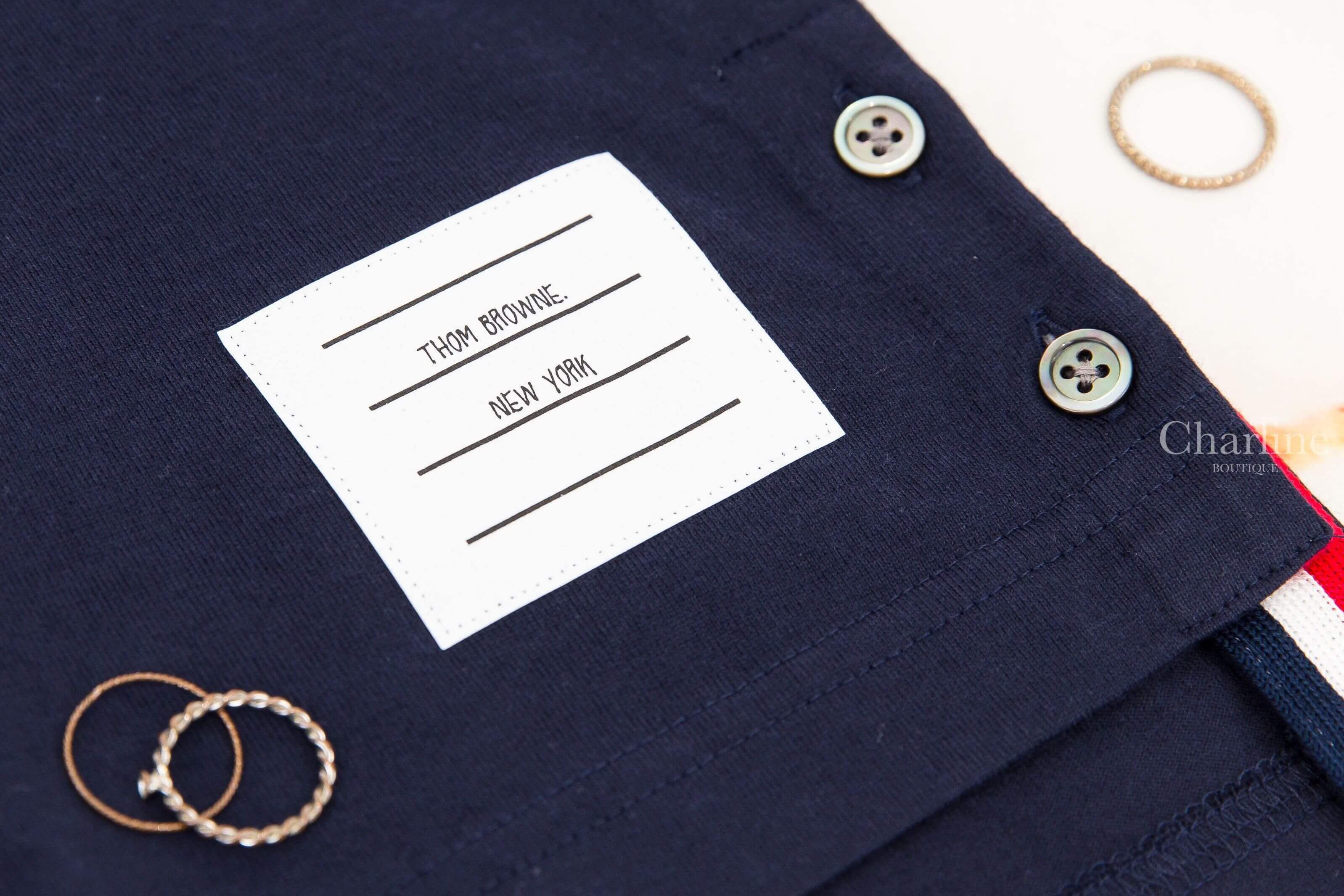Thom Browne Long Sleeve Rugby Tee W/ Engineered 4-Bar In Medium Weight Jersey 深藍色側邊白色四條橫紋前短後長側邊鈕扣開衩薄款長袖棉質上衣