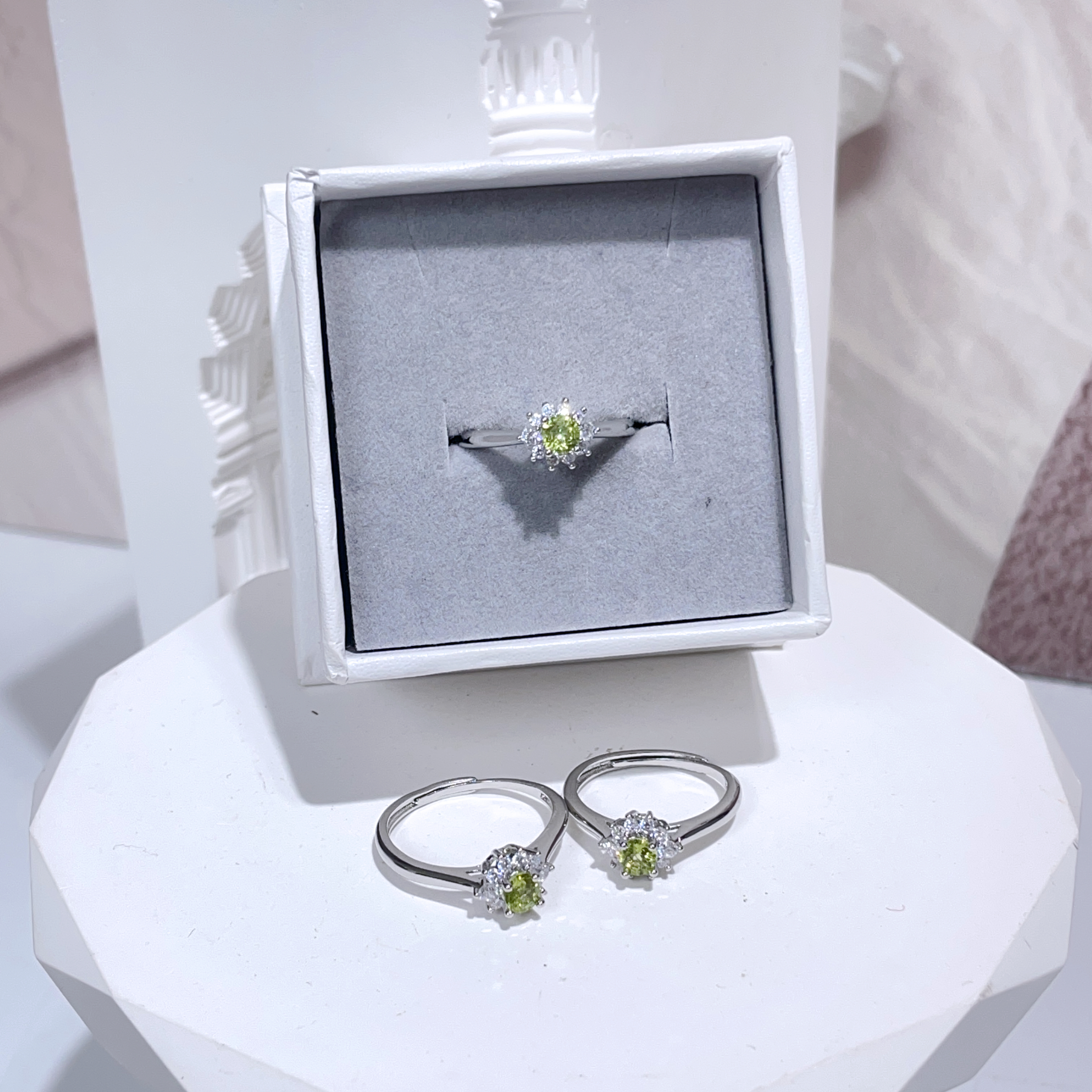 E239 橄欖石閃石花戒指