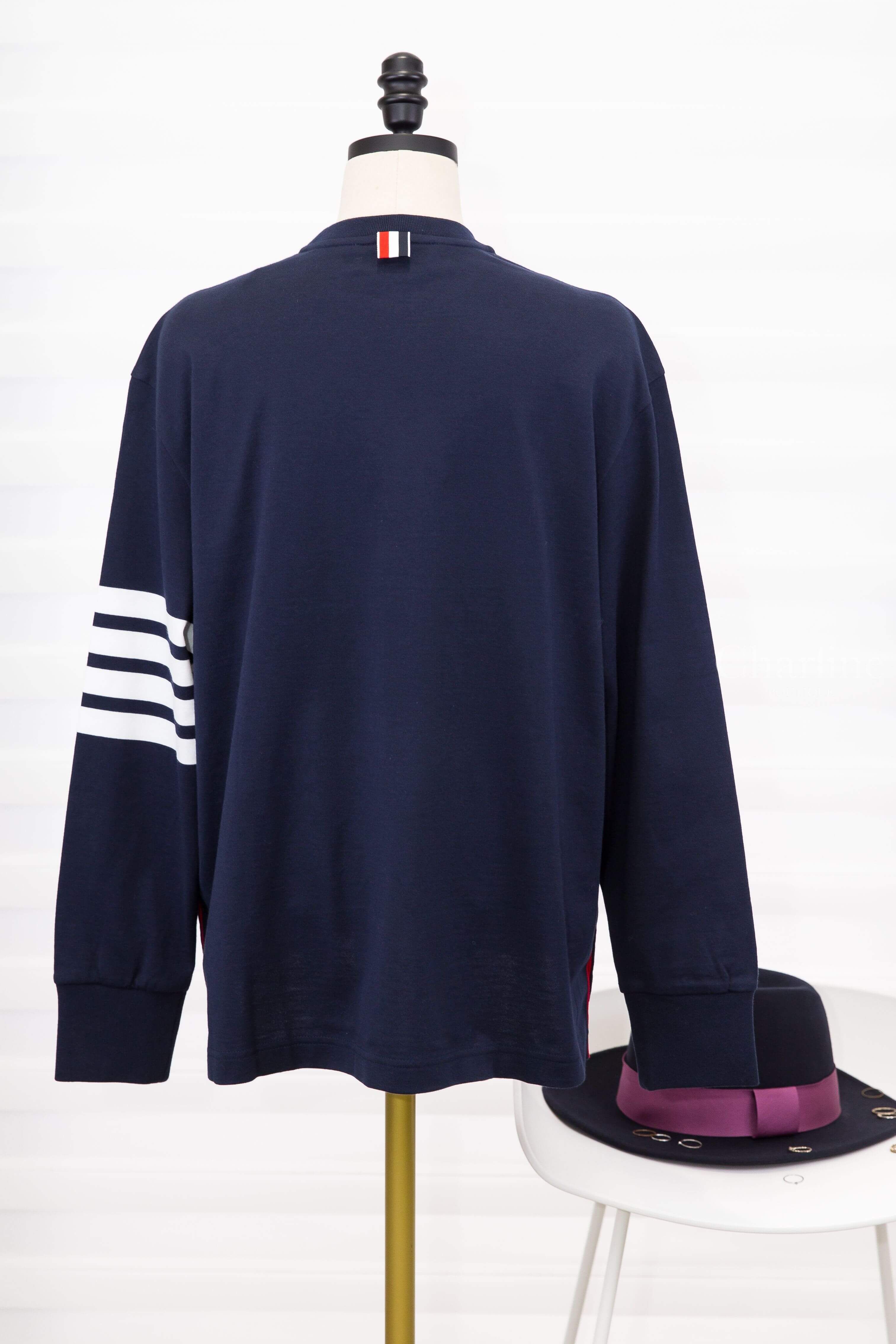 Thom Browne Long Sleeve Rugby Tee W/ Engineered 4-Bar 深藍色側邊白色四條橫紋前短後長側邊鈕扣開衩薄款長袖棉質上衣-Charline Boutique 精品代購