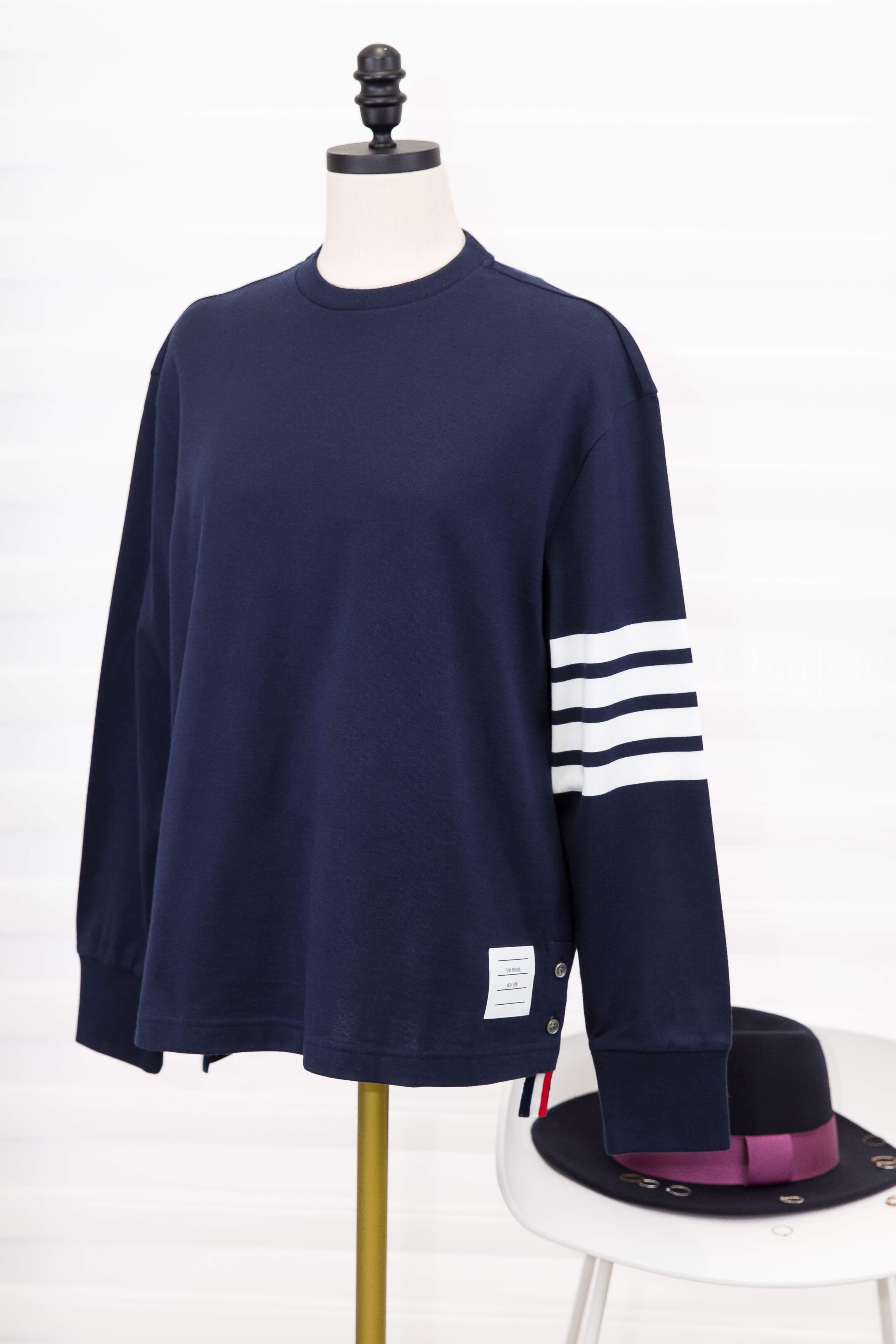 Thom Browne Long Sleeve Rugby Tee W/ Engineered 4-Bar 深藍色側邊白色四條橫紋前短後長側邊鈕扣開衩薄款長袖棉質上衣-Charline Boutique 精品代購