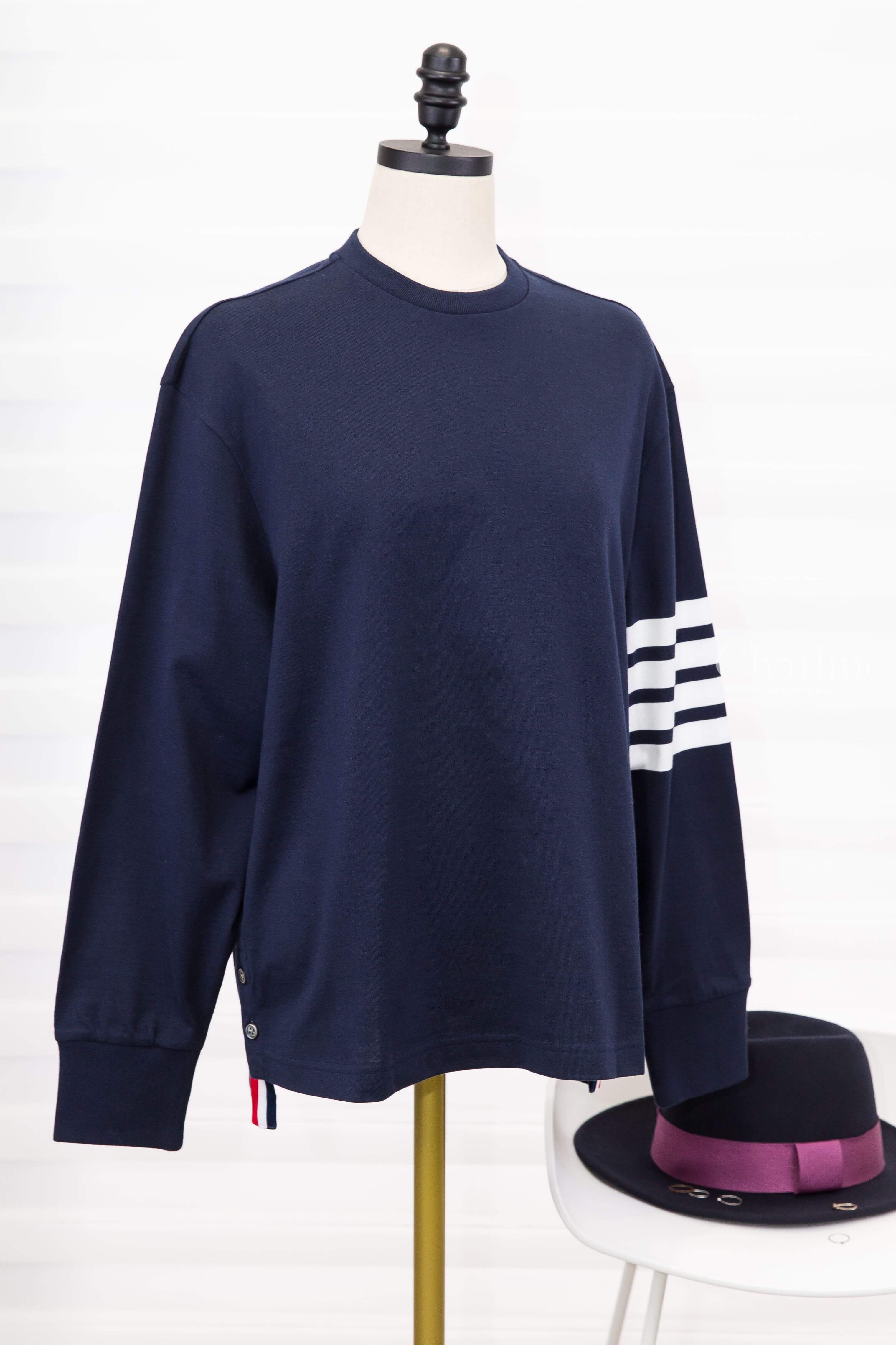 Thom Browne Long Sleeve Rugby Tee W/ Engineered 4-Bar 深藍色側邊白色四條橫紋前短後長側邊鈕扣開衩薄款長袖棉質上衣-Charline Boutique 精品代購