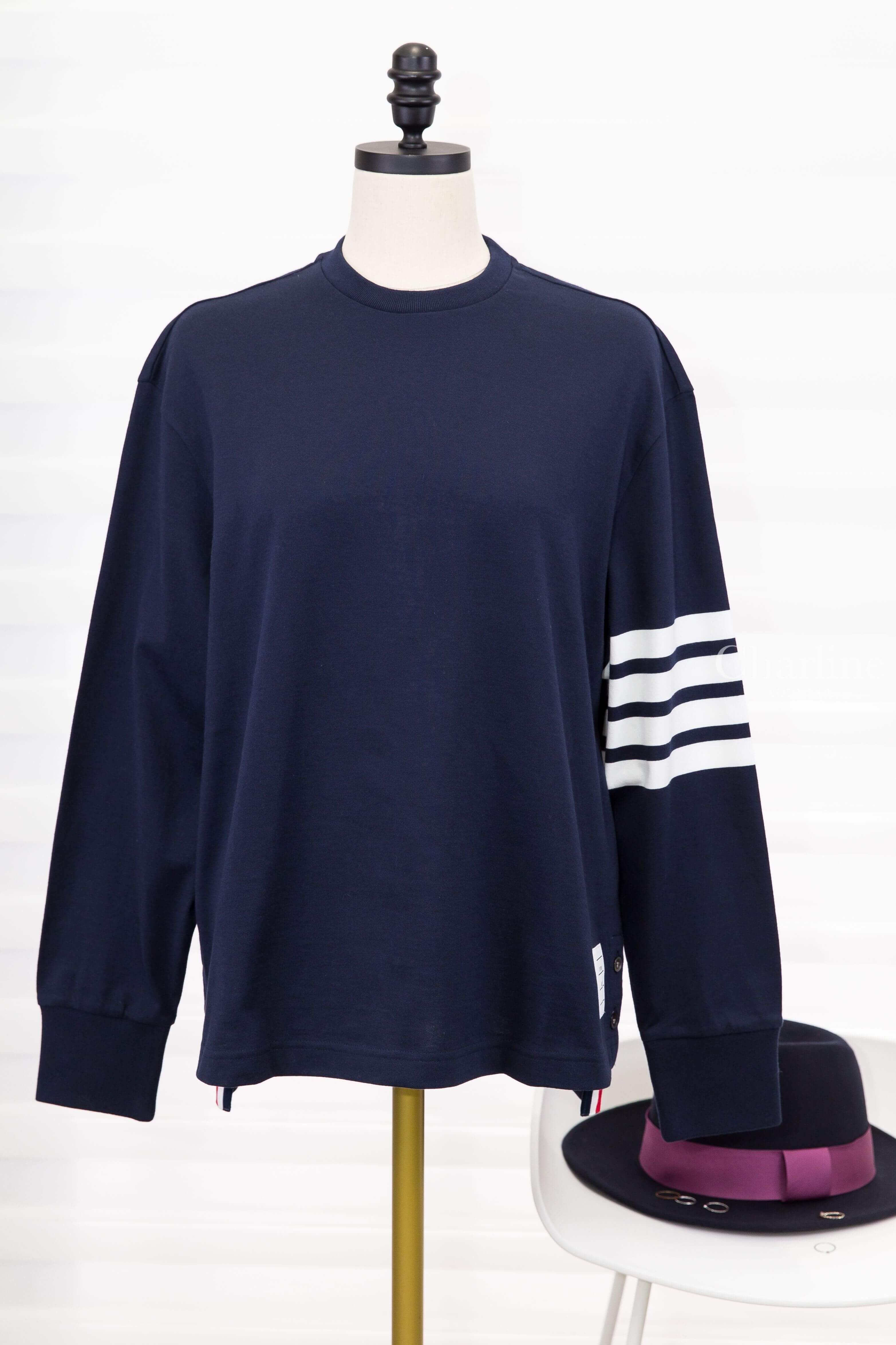 Thom Browne Long Sleeve Rugby Tee W/ Engineered 4-Bar In Medium Weight Jersey 深藍色側邊白色四條橫紋前短後長側邊鈕扣開衩薄款長袖棉質上衣