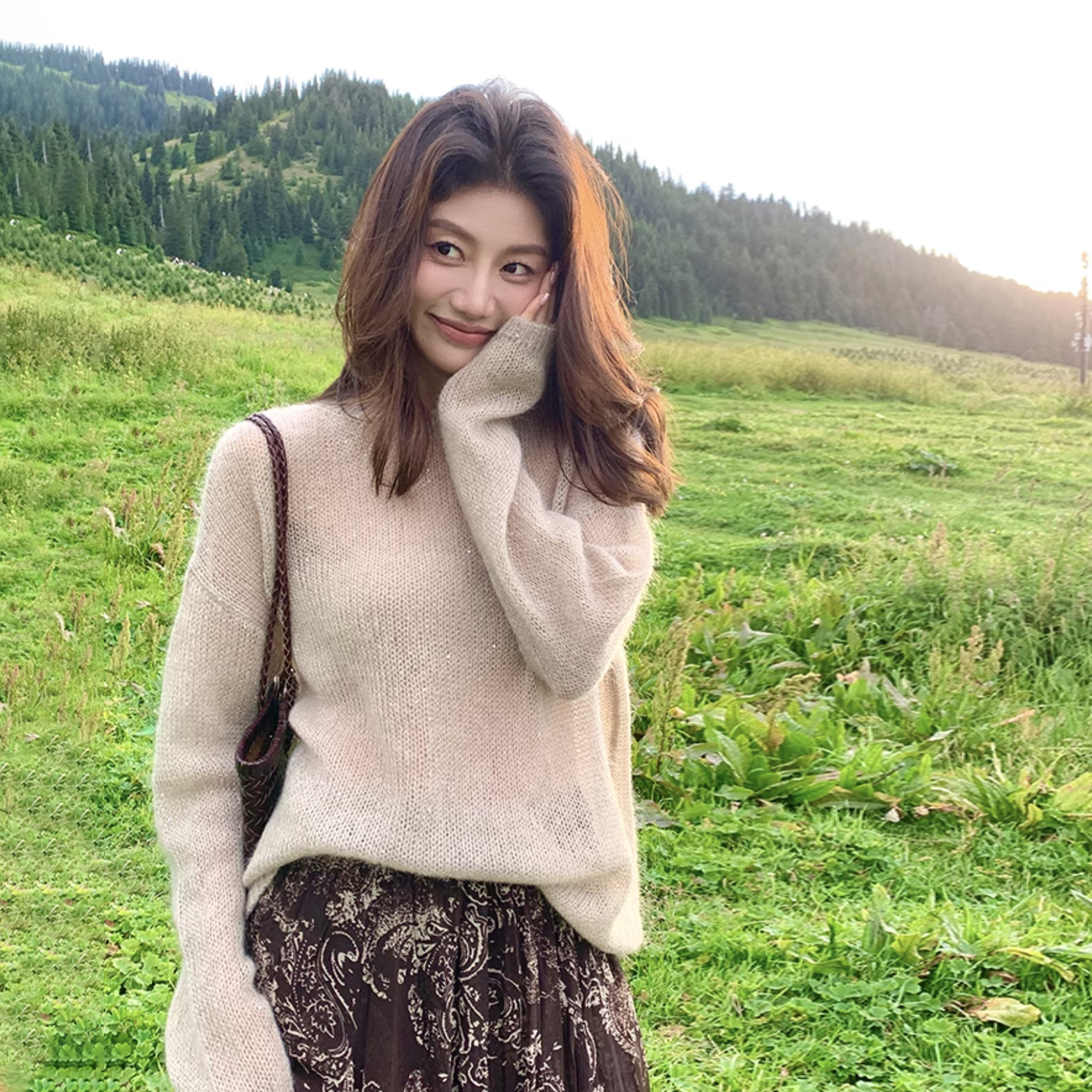 奶油杏微閃亮片海馬毛圓領毛衣-S-L (Elegant & Love)