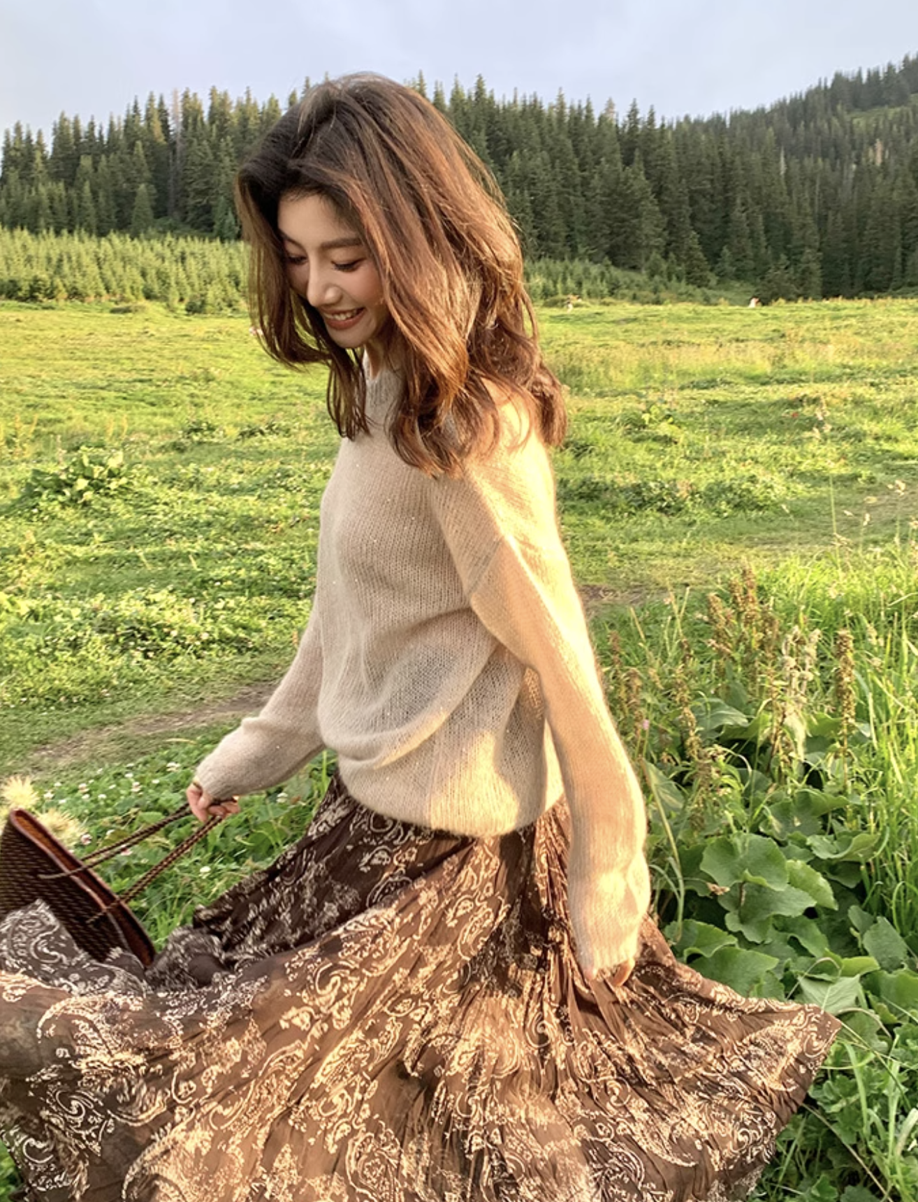 奶油杏微閃亮片海馬毛圓領毛衣-S-L (Elegant & Love)