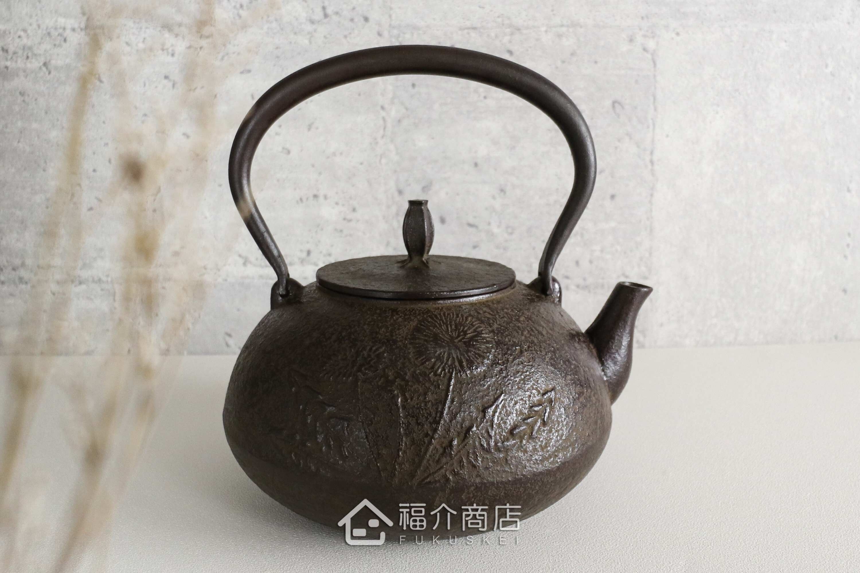 煮水泡茶用的日本製蒲公英花朵紋樣鑄鐵壺
