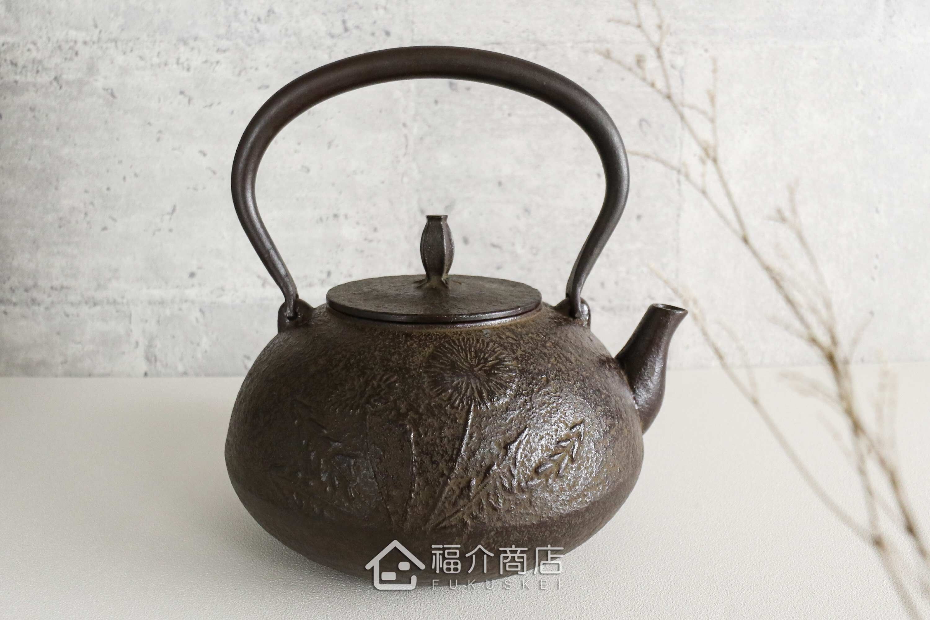 煮水泡茶用的日本製蒲公英花朵紋樣鑄鐵壺