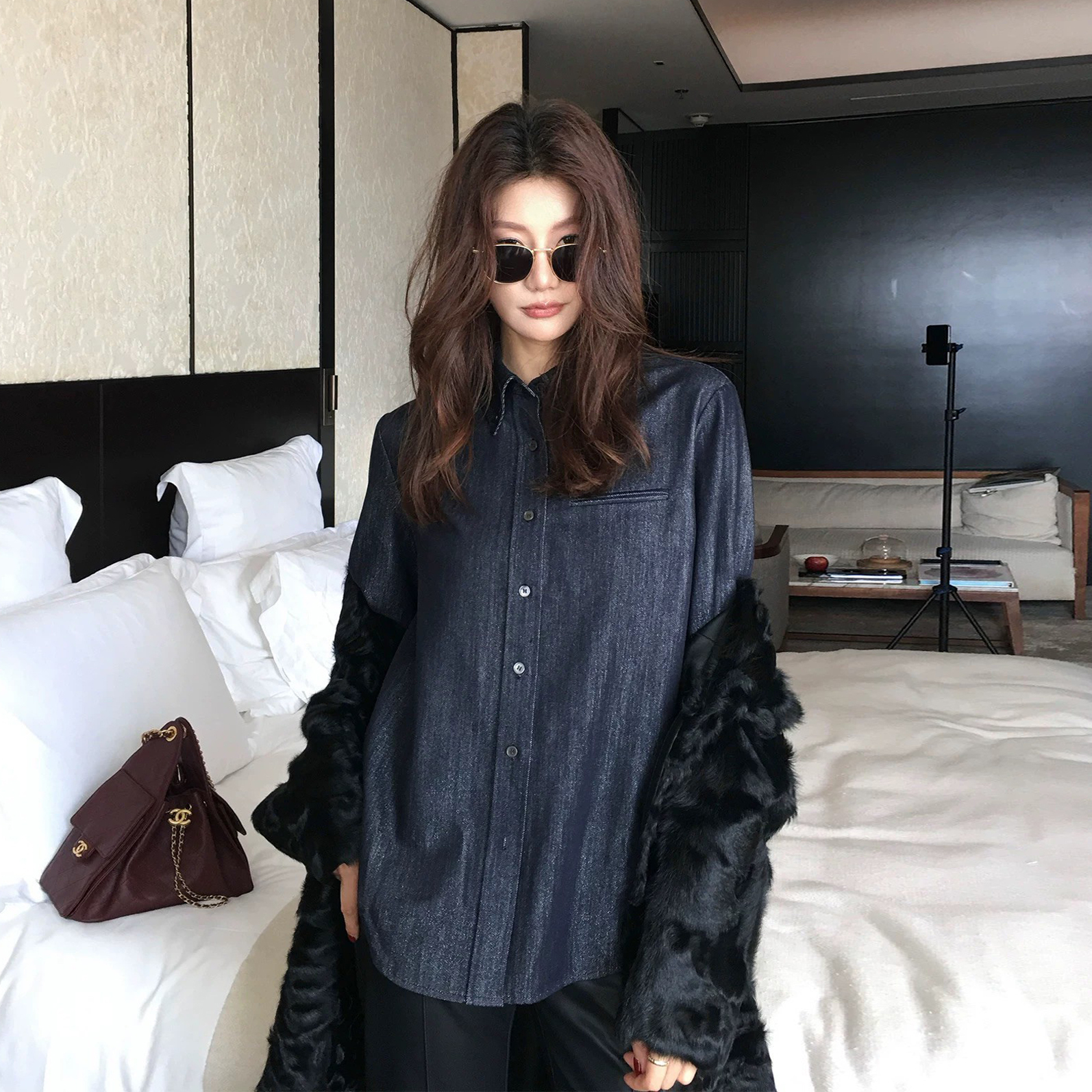 翻領排釦一字口袋造型牛仔襯衫上衣-S-L (Elegant & Love)