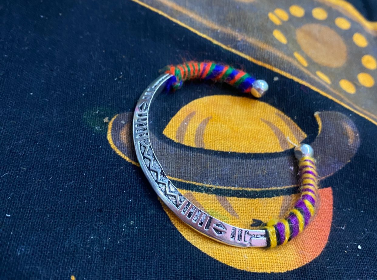 [訂貨] (印度直送 大約3-5星期) 七彩線銀色手鈪 K169 (1027live)