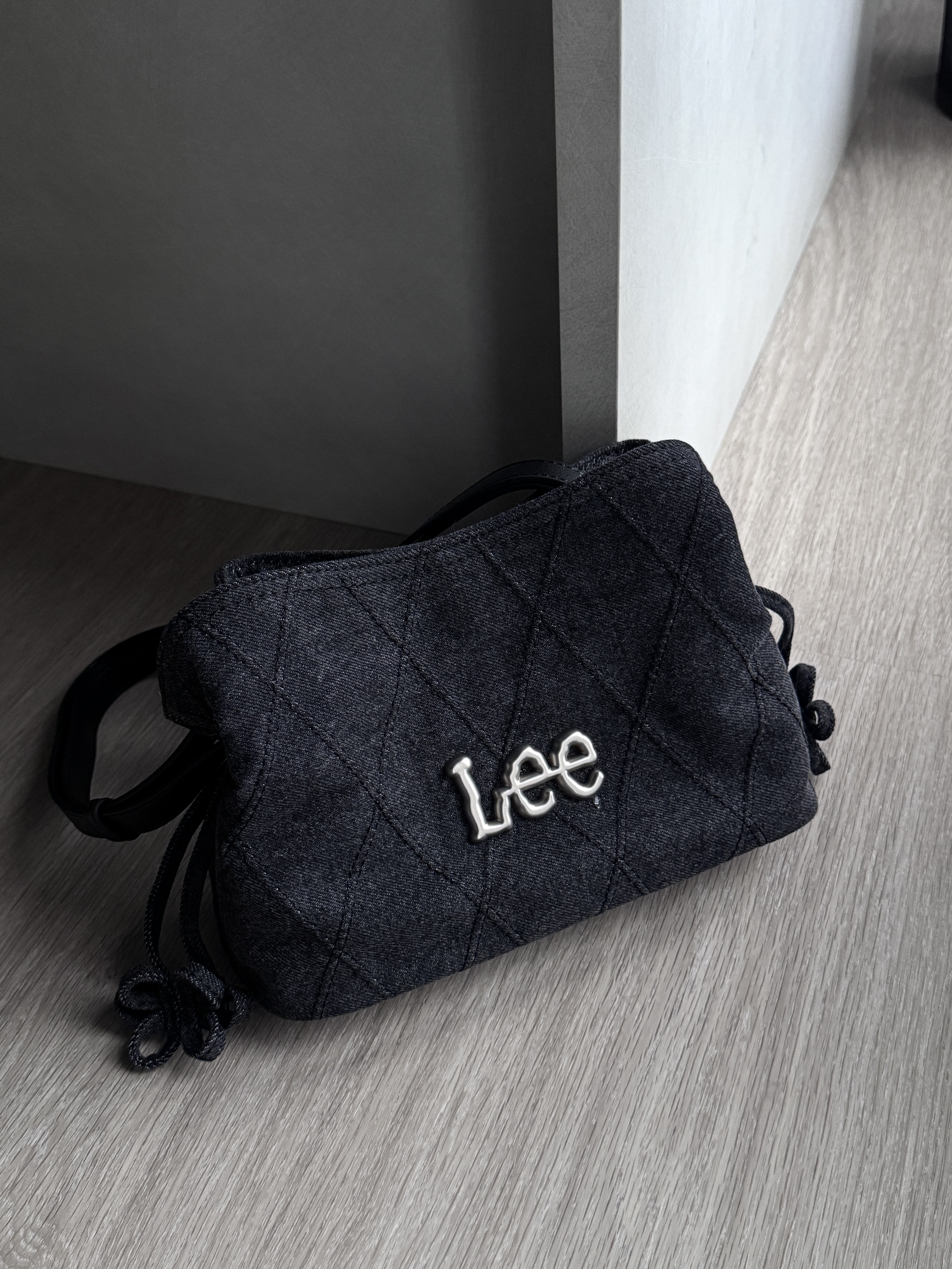 【現貨秒出!!】 Lee水洗牛仔包 水桶包 肩背包 黑 炭黑
