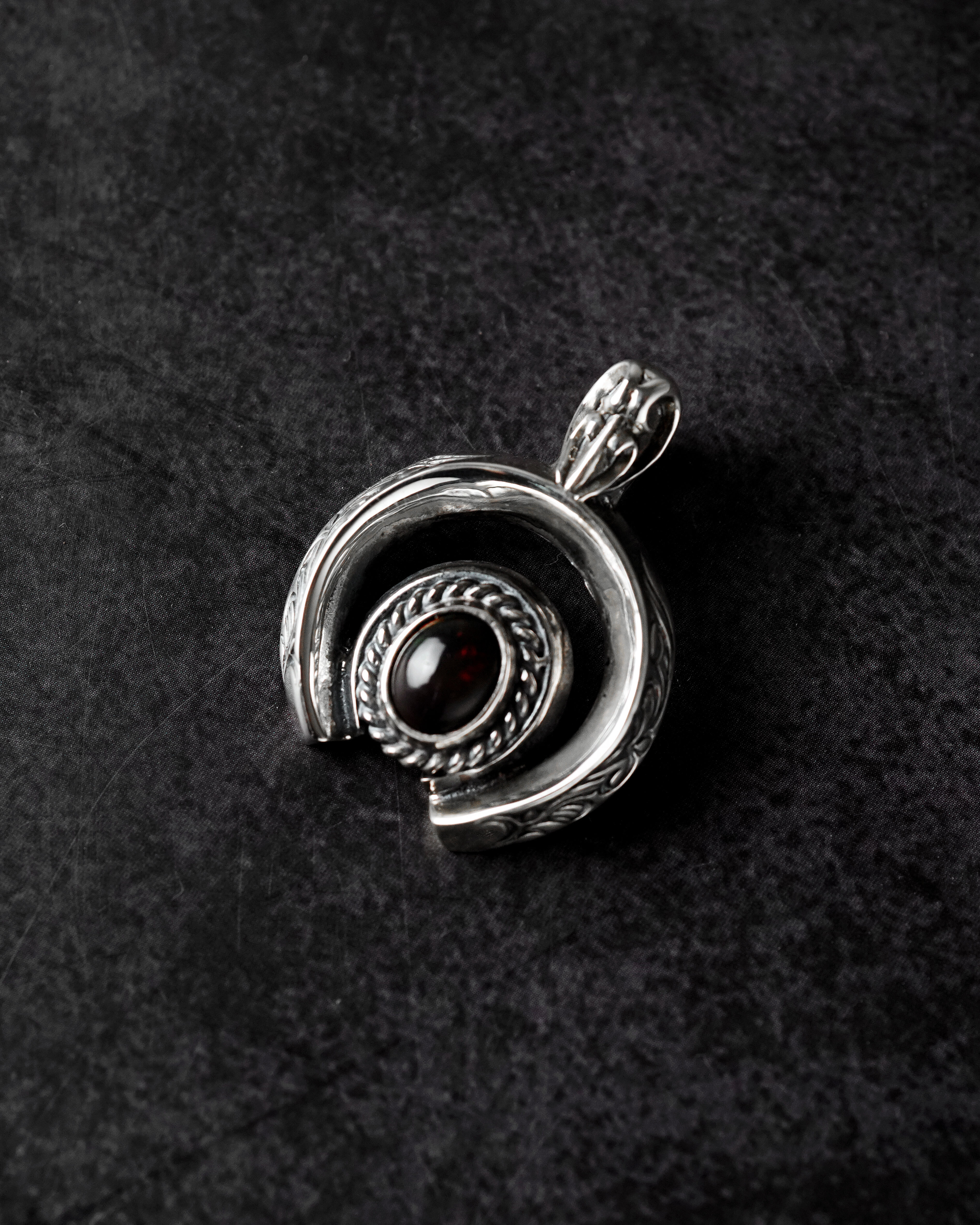 Dear Blossom 銀繩黑/白蛋白石 小月牙吊墜 Naja B6