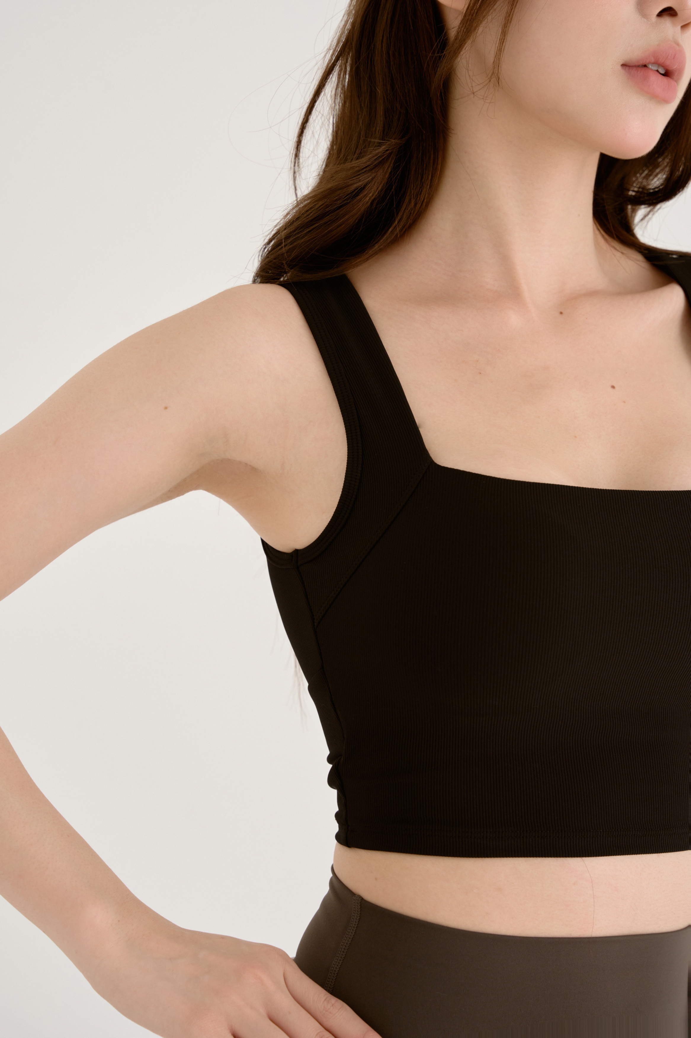 Rae穩感防震 方領挖背運動背心 / 黑