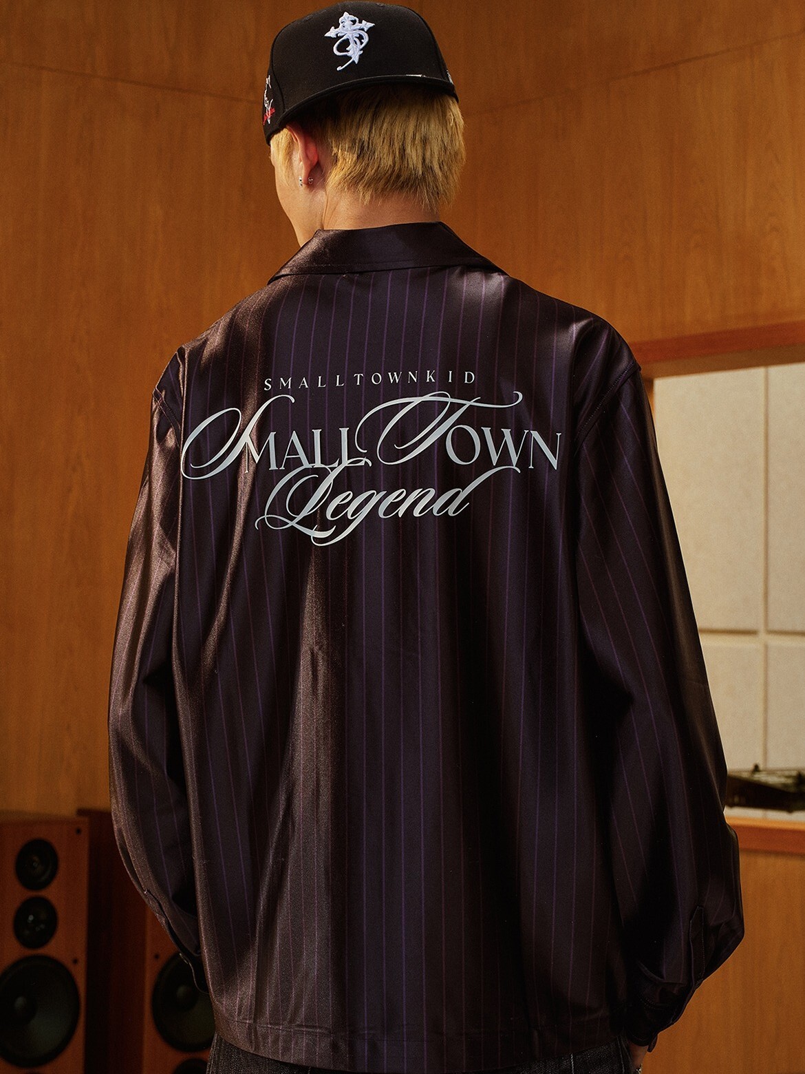 STK SmallTownKid 條紋手寫花體字 紡絲綢 垂墜風 襯衫