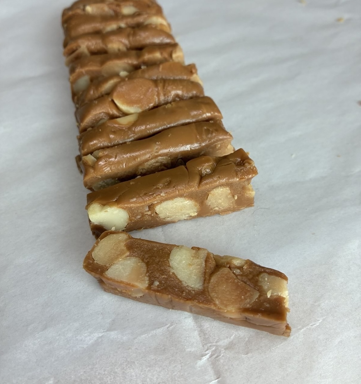 手工拖肥糖 (夏威夷果仁)