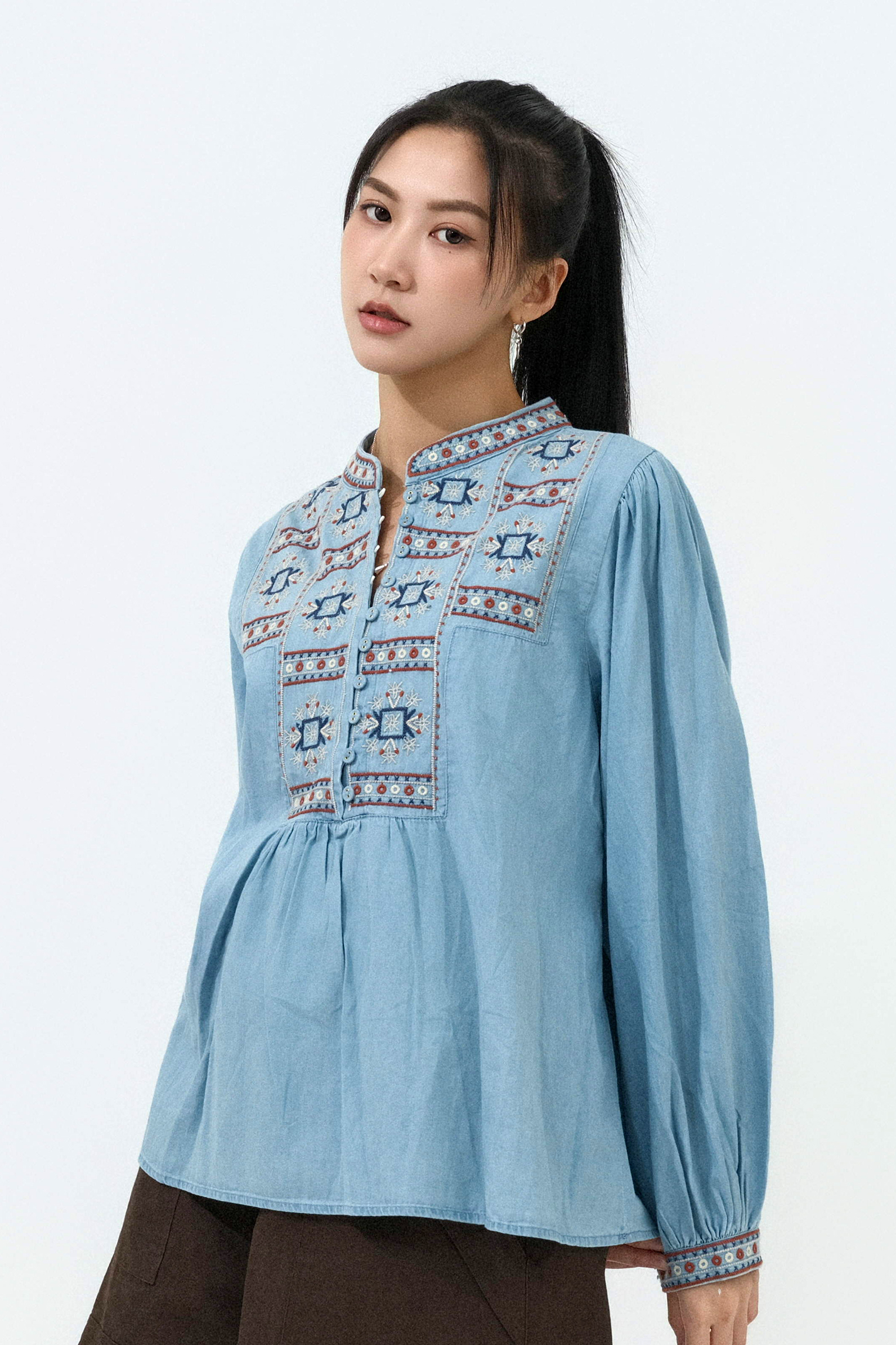 民族繡花領套頭恤衫 (預購產品）