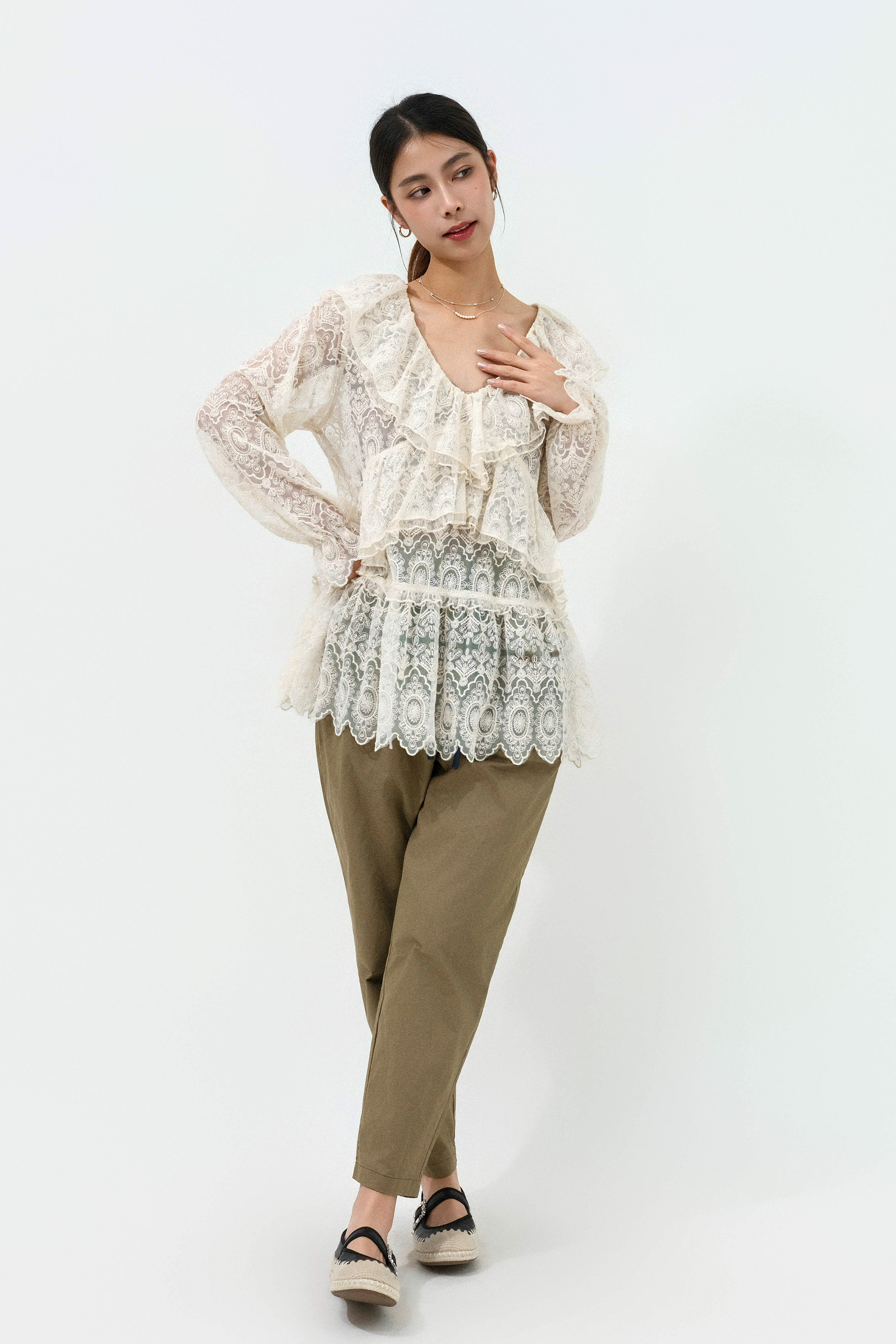 層層荷葉繡花網上衣 (預購產品）