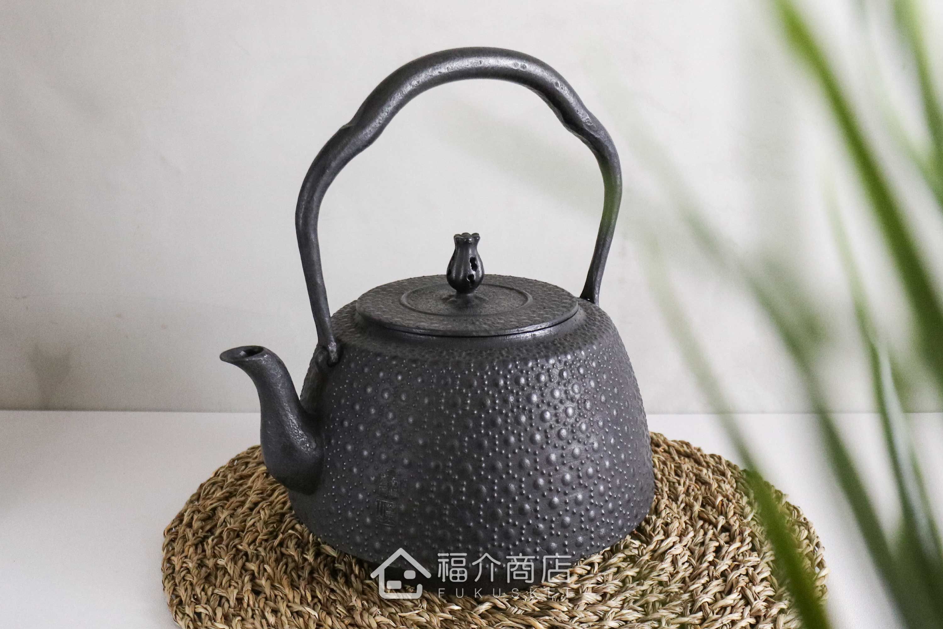 薰山工房所製作煮水泡茶用的鐵壺,壺身有龜甲紋飾