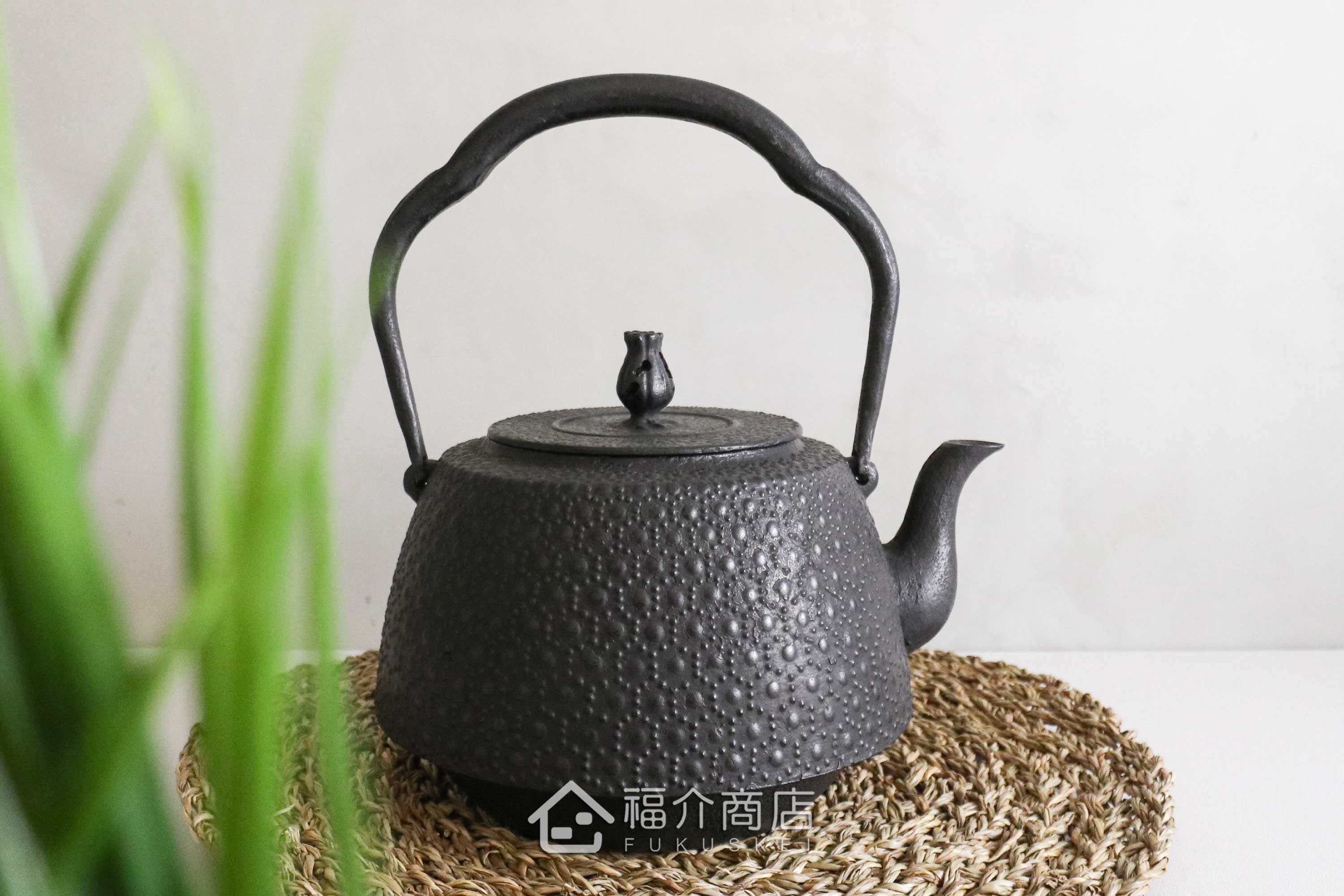 薰山工房所製作煮水泡茶用的鐵壺,壺身有龜甲紋飾