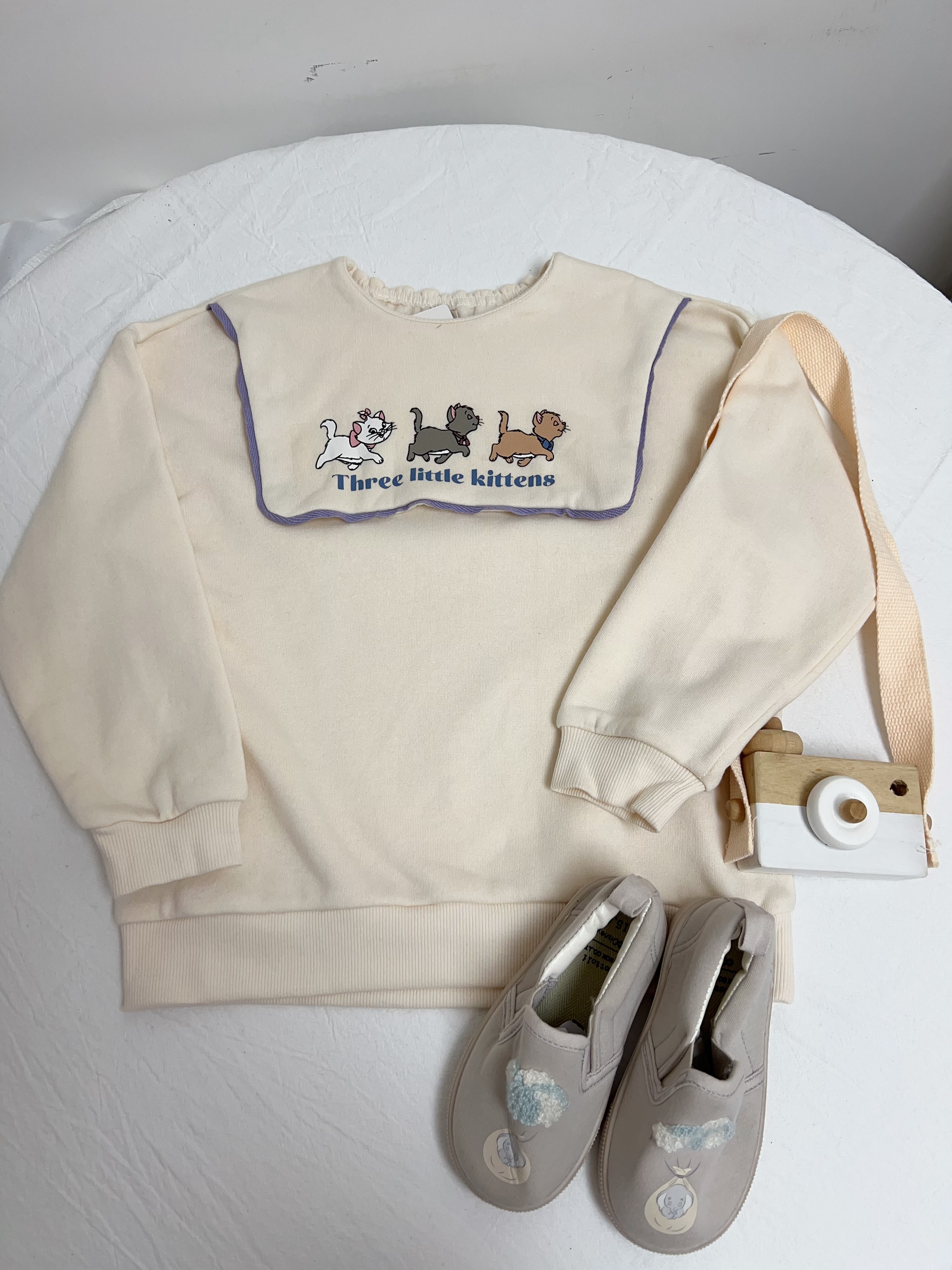 𝐂𝐨𝐭𝐭𝐨𝐥𝐢 𝐱 𝐃𝐢𝐬𝐧𝐞𝐲 The Three Kitten 毛圈衛衣