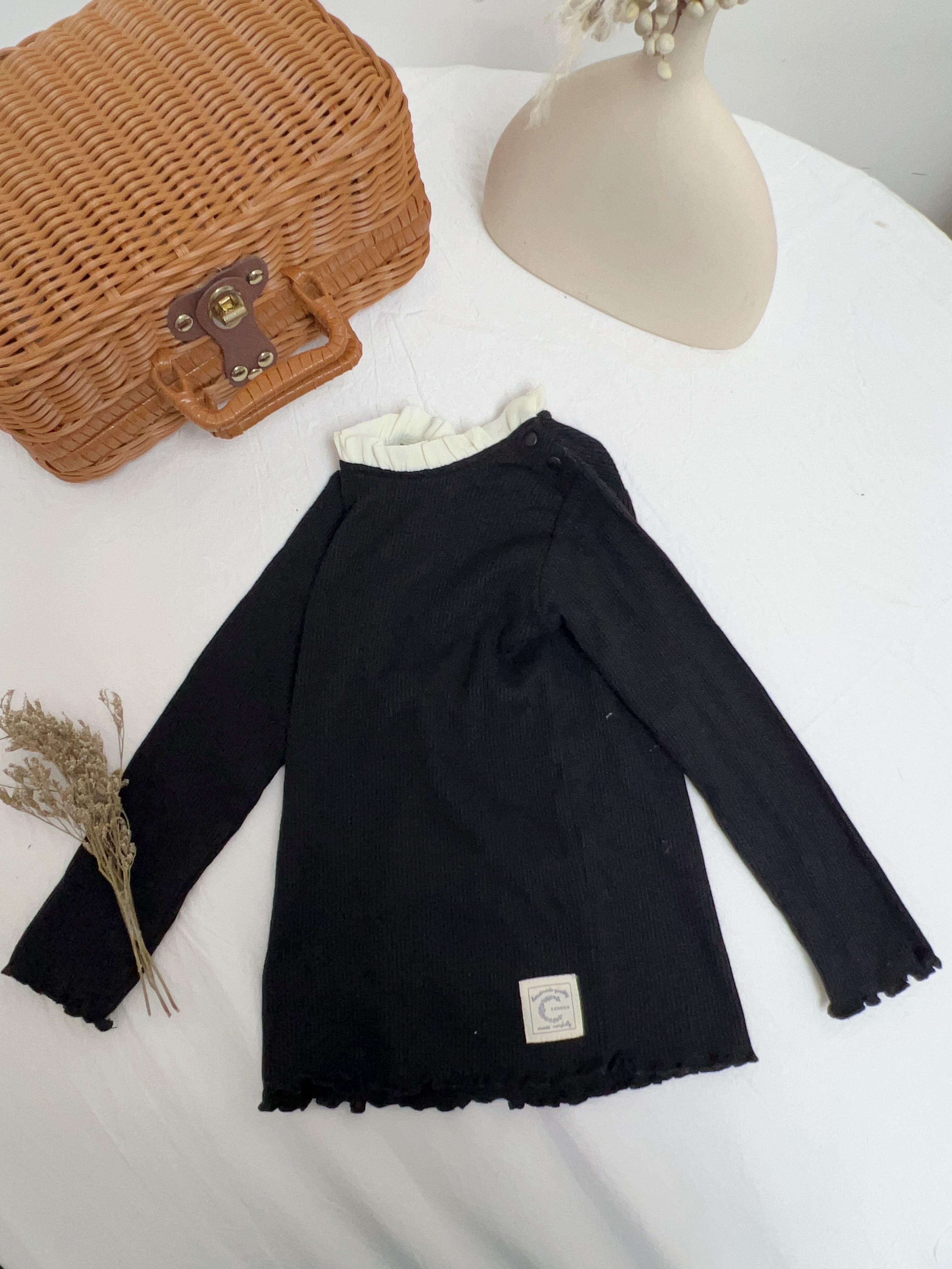 𝐂𝐨𝐧𝐨𝐜𝐨 花邊領黑色打底上衣