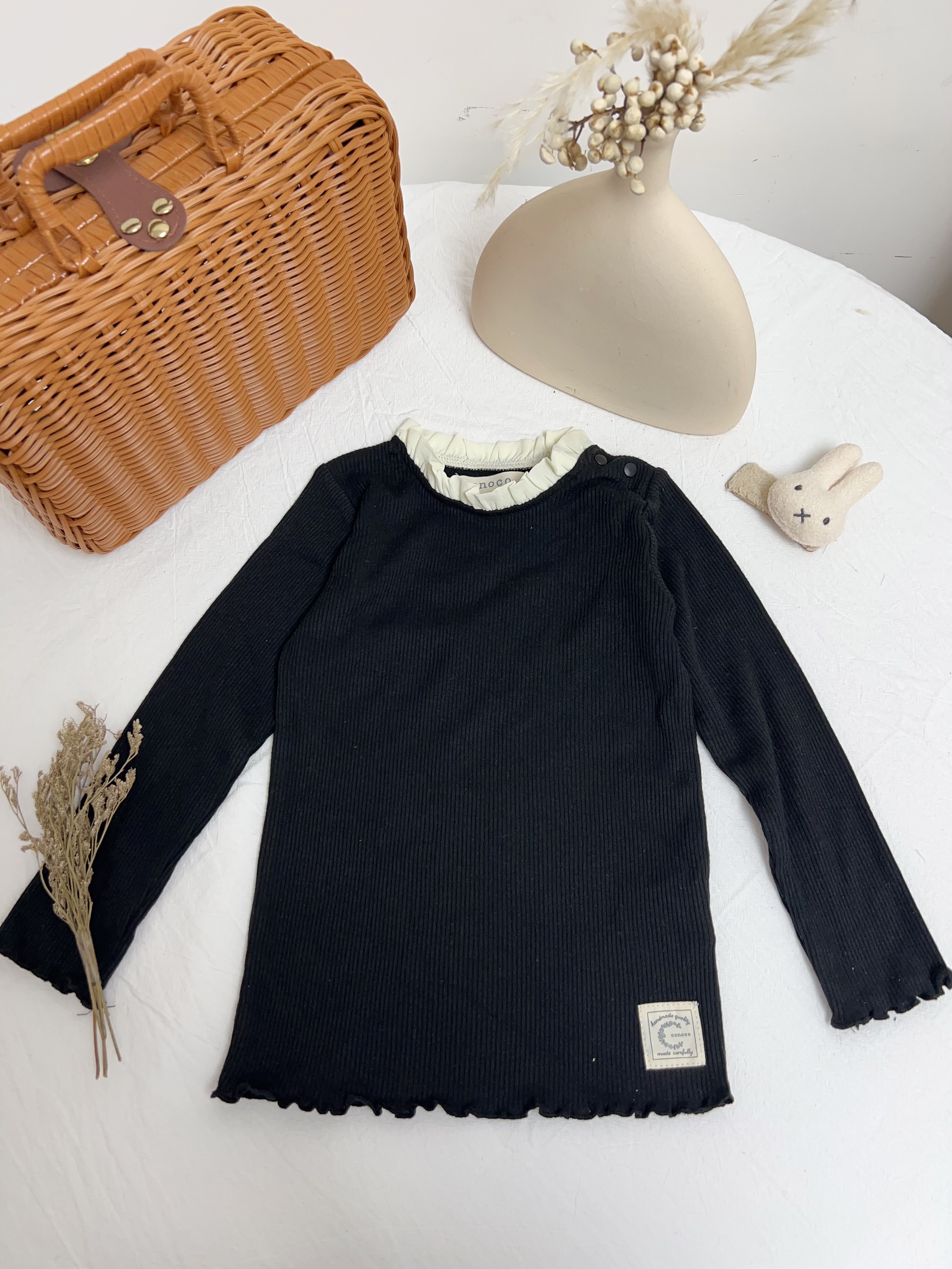 𝐂𝐨𝐧𝐨𝐜𝐨 花邊領黑色打底上衣