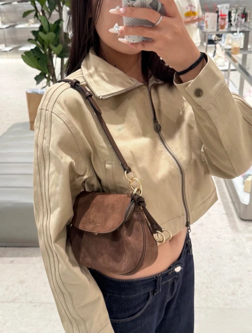 【現貨】CHARLES&KEITH 翻蓋小絨毛 可調節單肩包 2色 CK2206718211