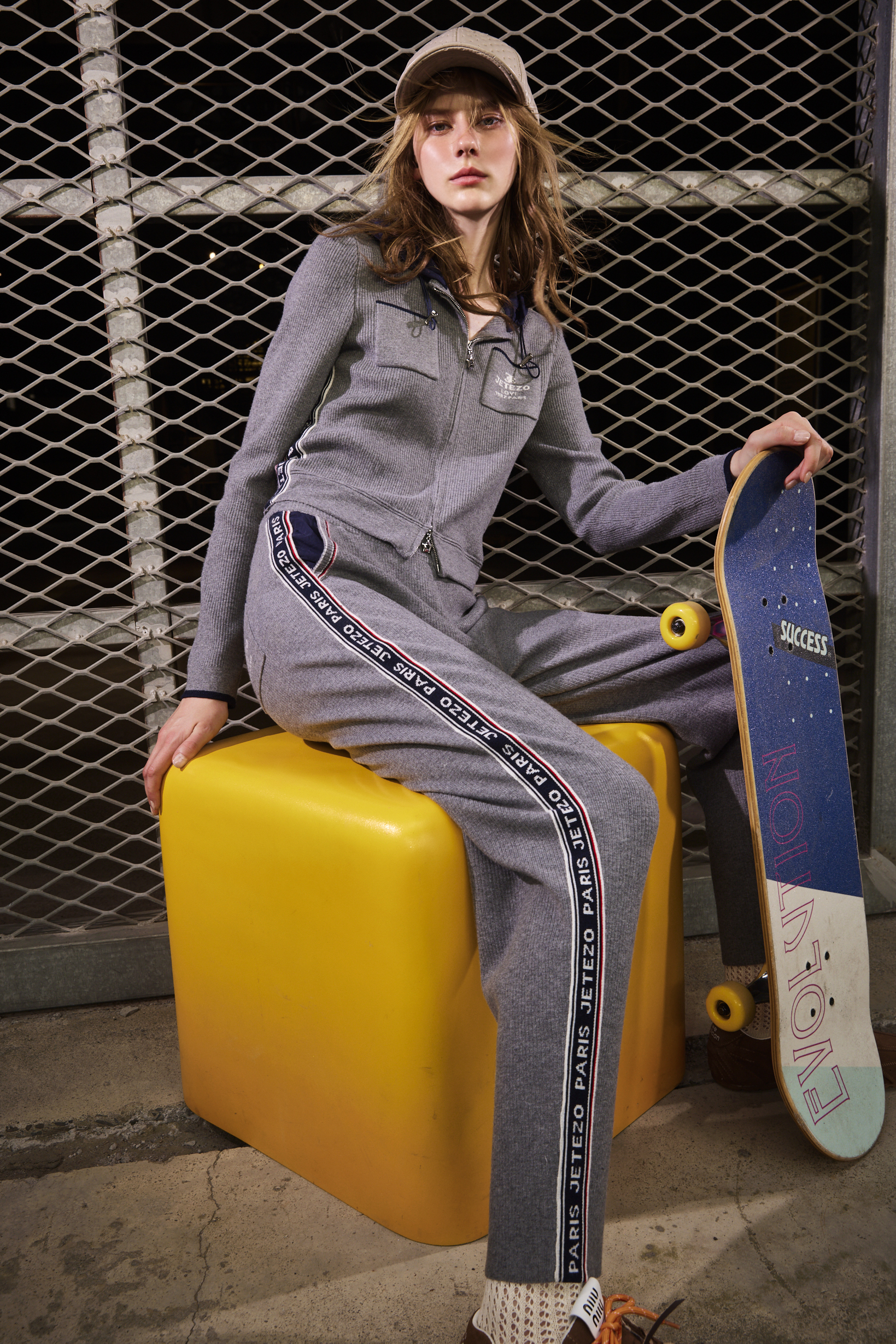 BE15201B1 靜步灰語撞色針織縮口長褲