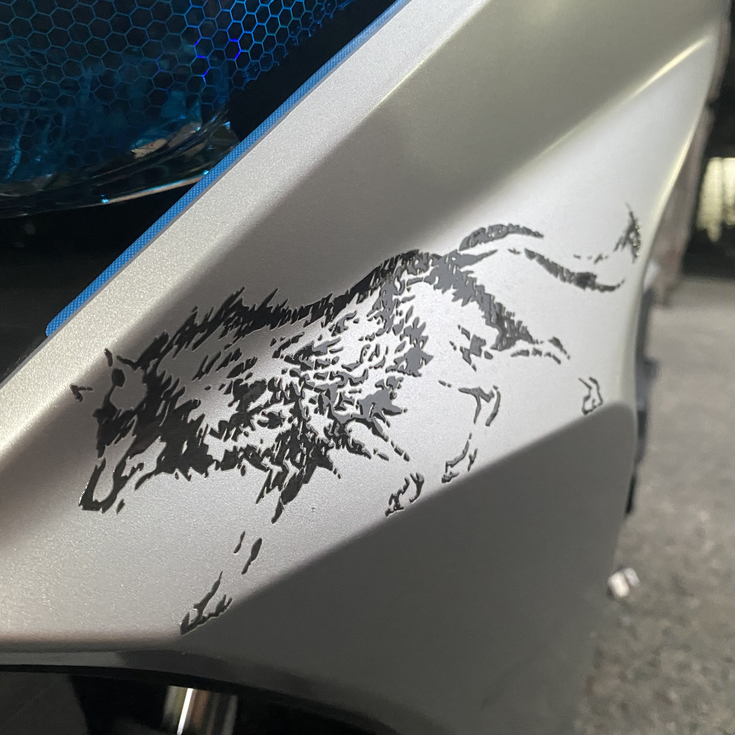 魔朔貼 狼來了反光貼紙 貼在機車車身