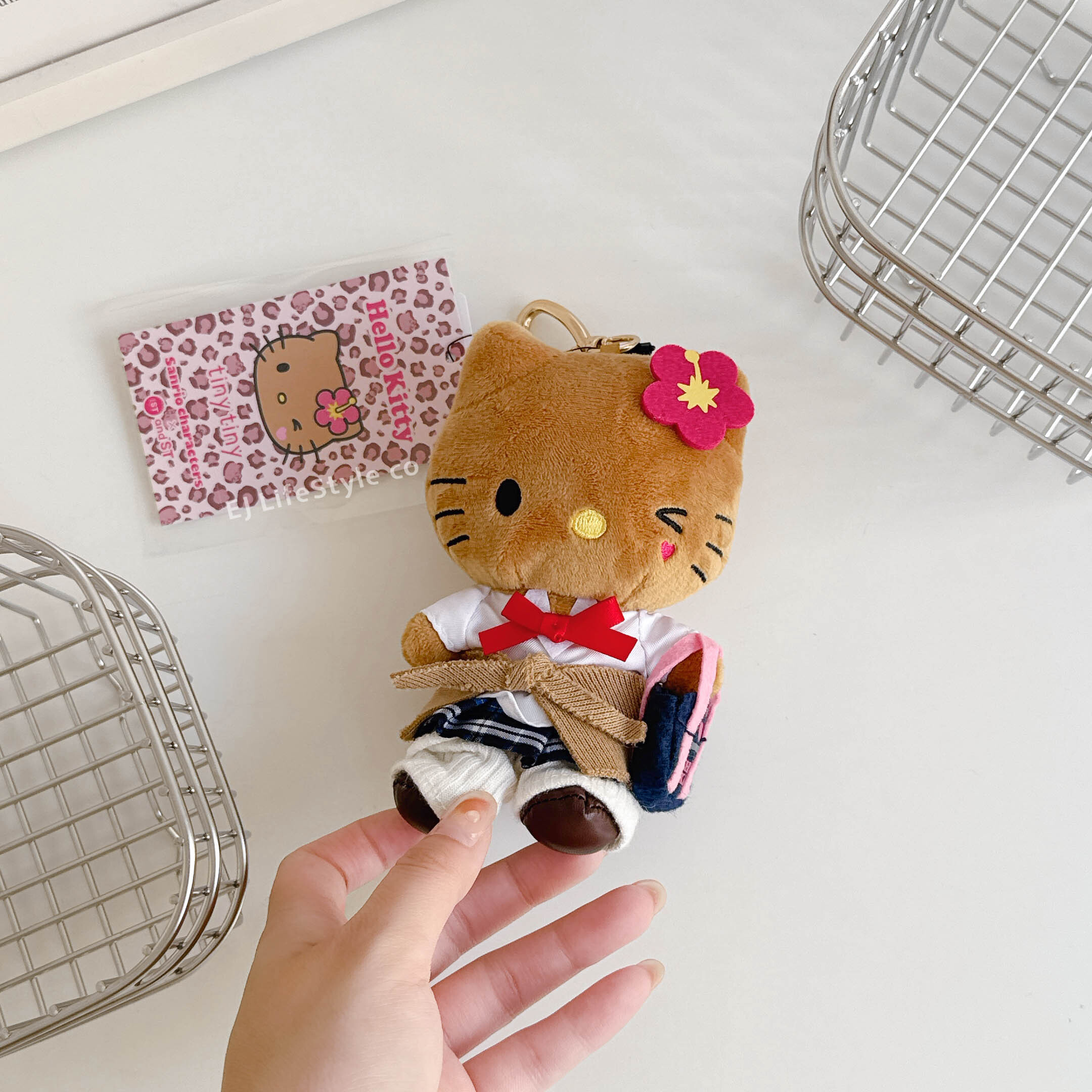🇯🇵 SANRIO 三麗鷗家族 HELLO KITTY x tiny tiny 聯名高校系列 曬黑 制服 學生 黑皮 娃娃 吊飾 鑰匙圈 / 現貨