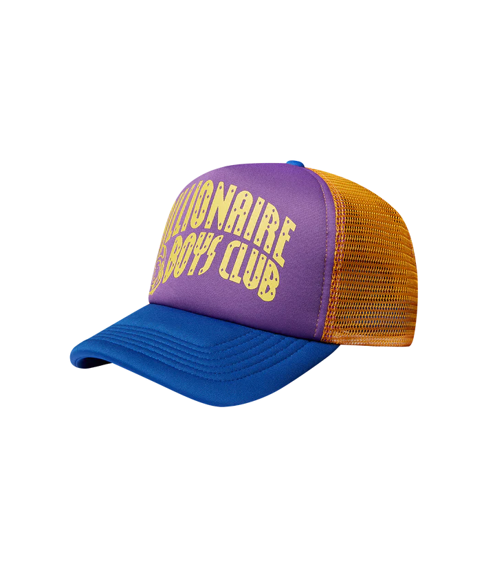 CONTRAST ARCH LOGO MESH TRUCKER CAP