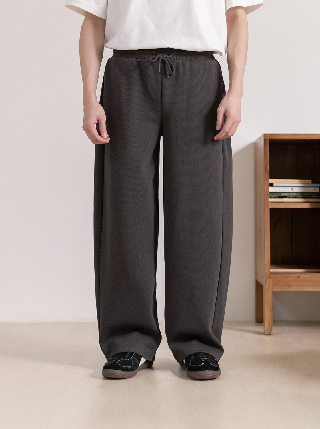 休閒版打摺彎刀闊腿褲