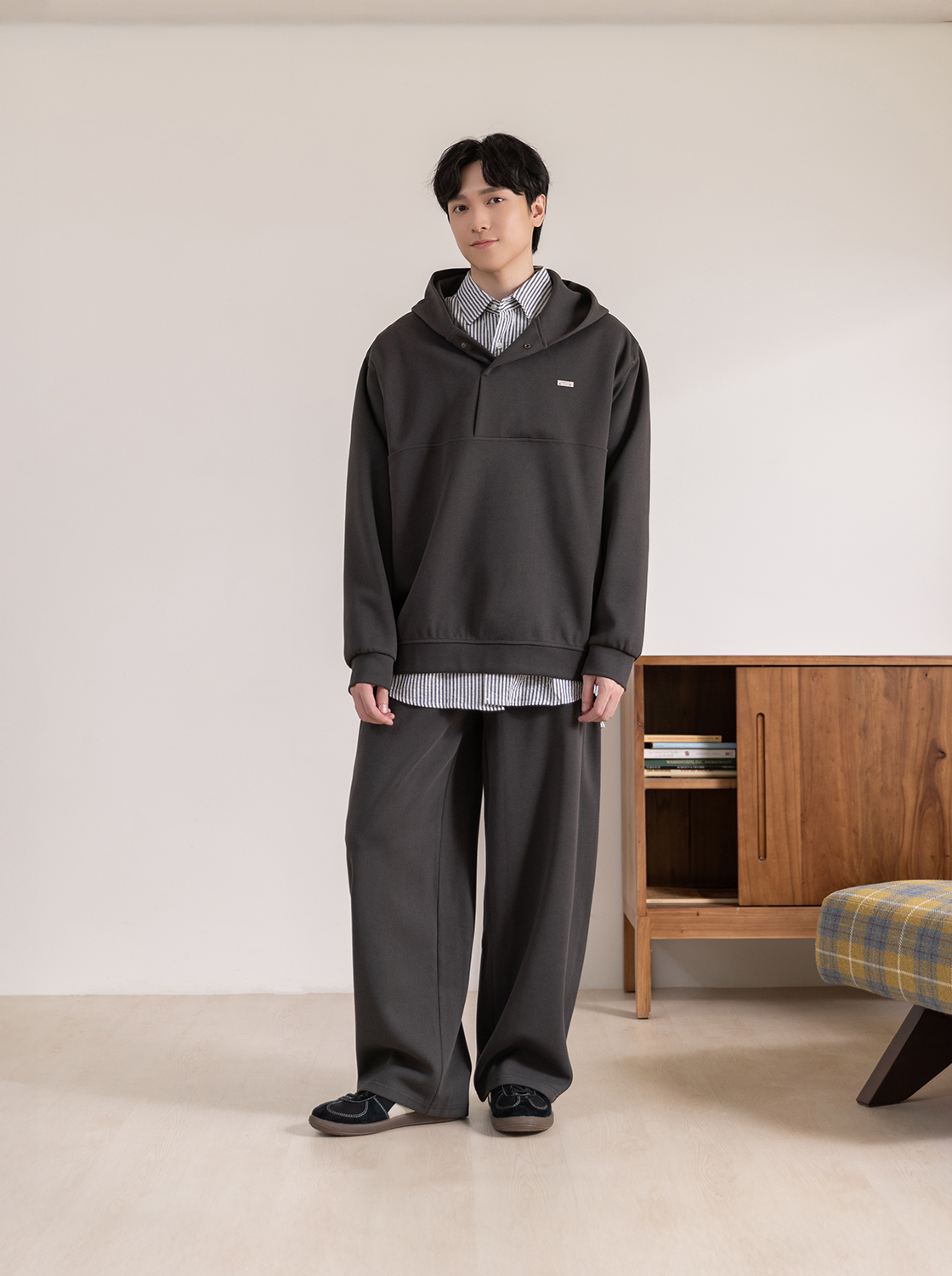 休閒版打摺彎刀闊腿褲