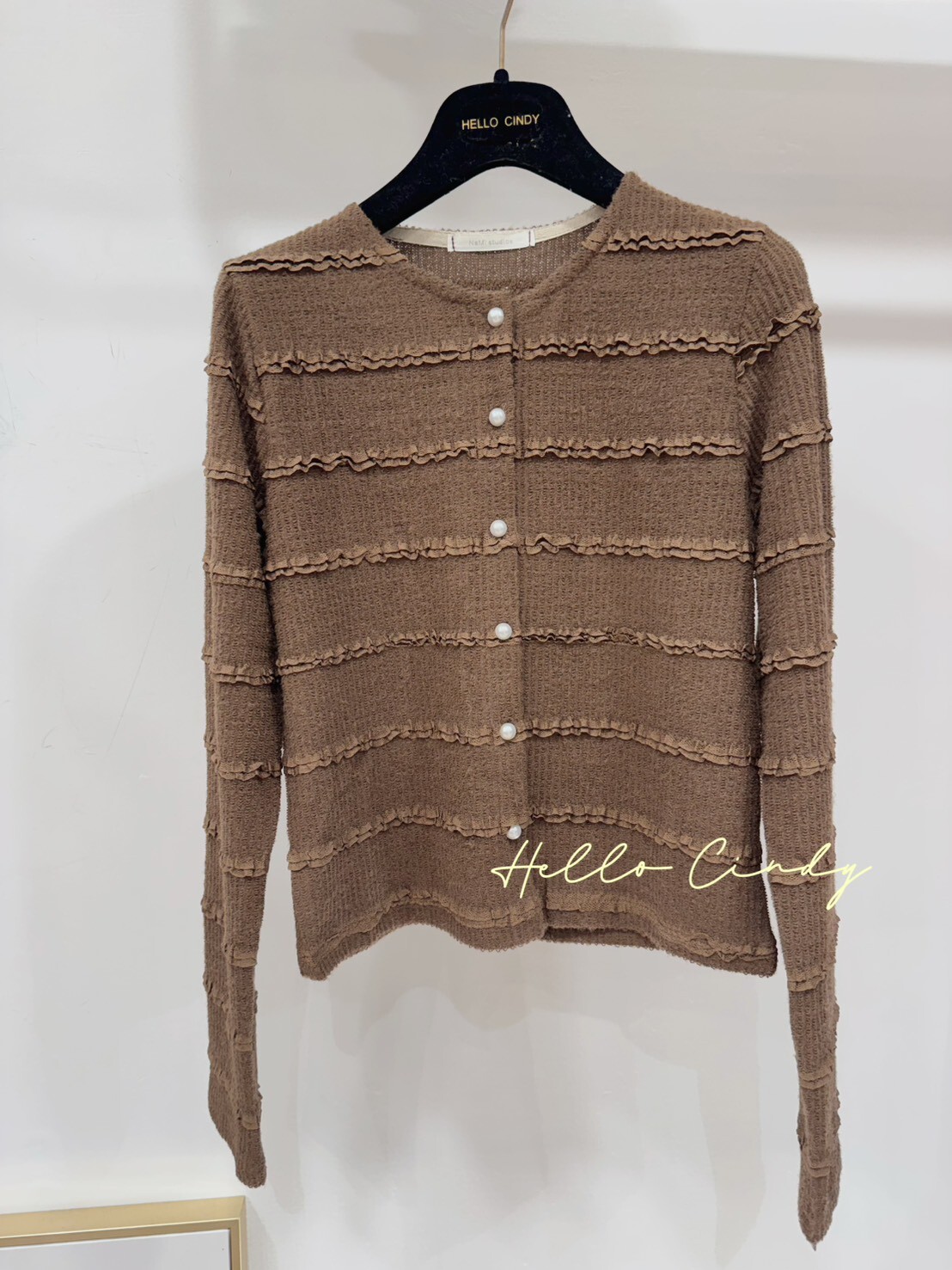 B10137 甜美珍珠和小荷葉邊咖啡色針織小外套
